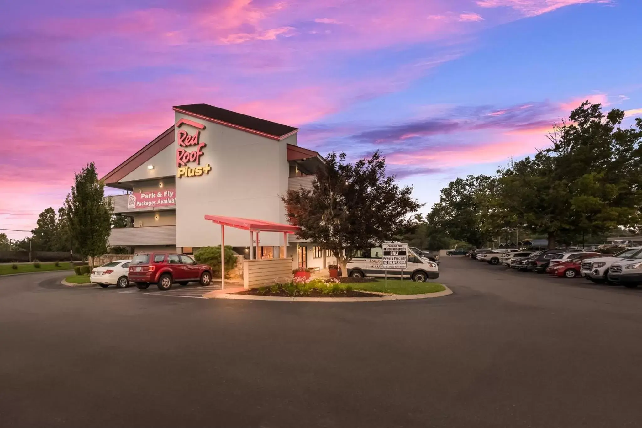 Property Building in Red Roof Inn PLUS+ Nashville Airport