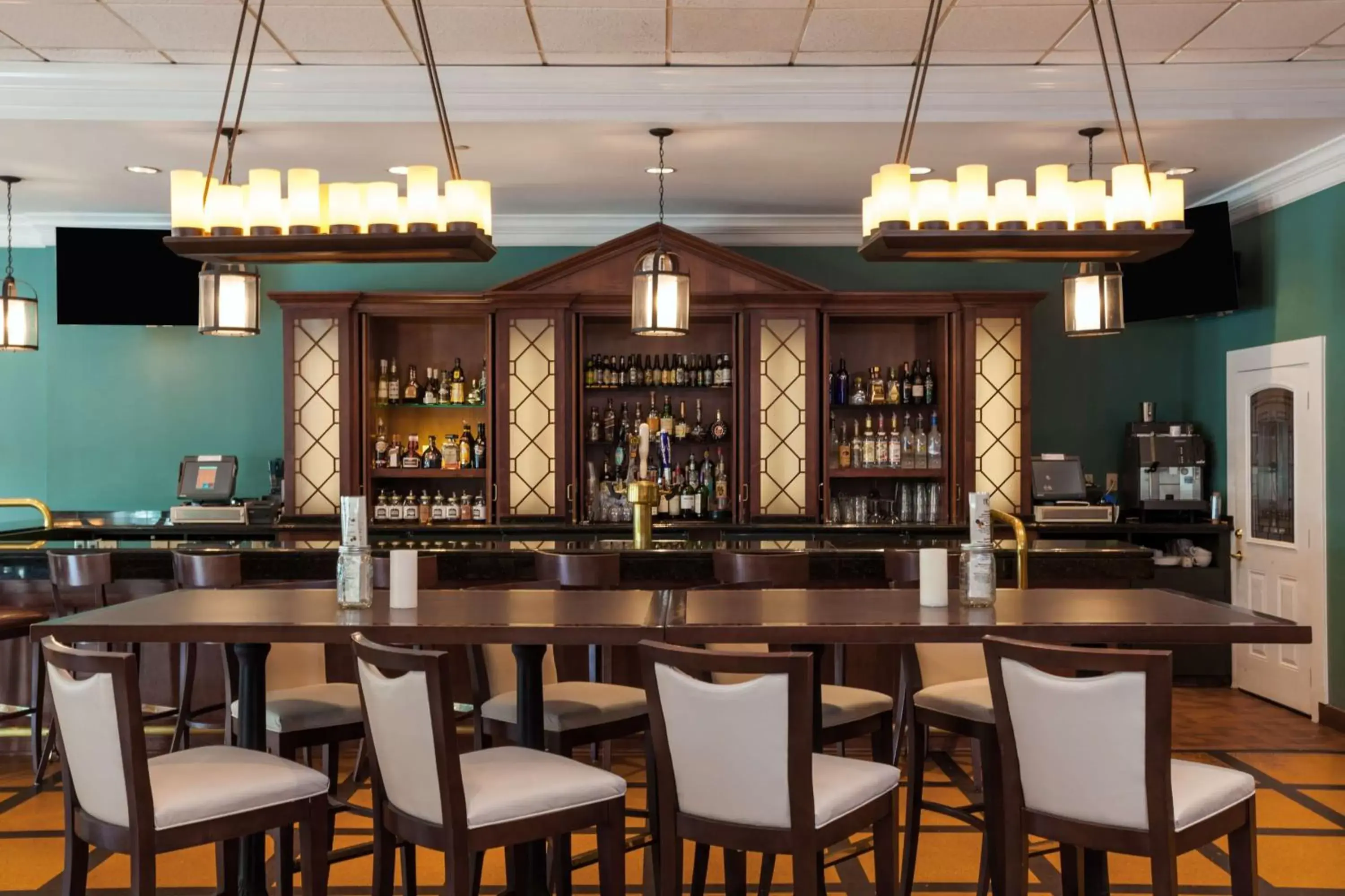 Lounge or bar, Lounge/Bar in Virginia Crossings Hotel, Tapestry Collection by Hilton