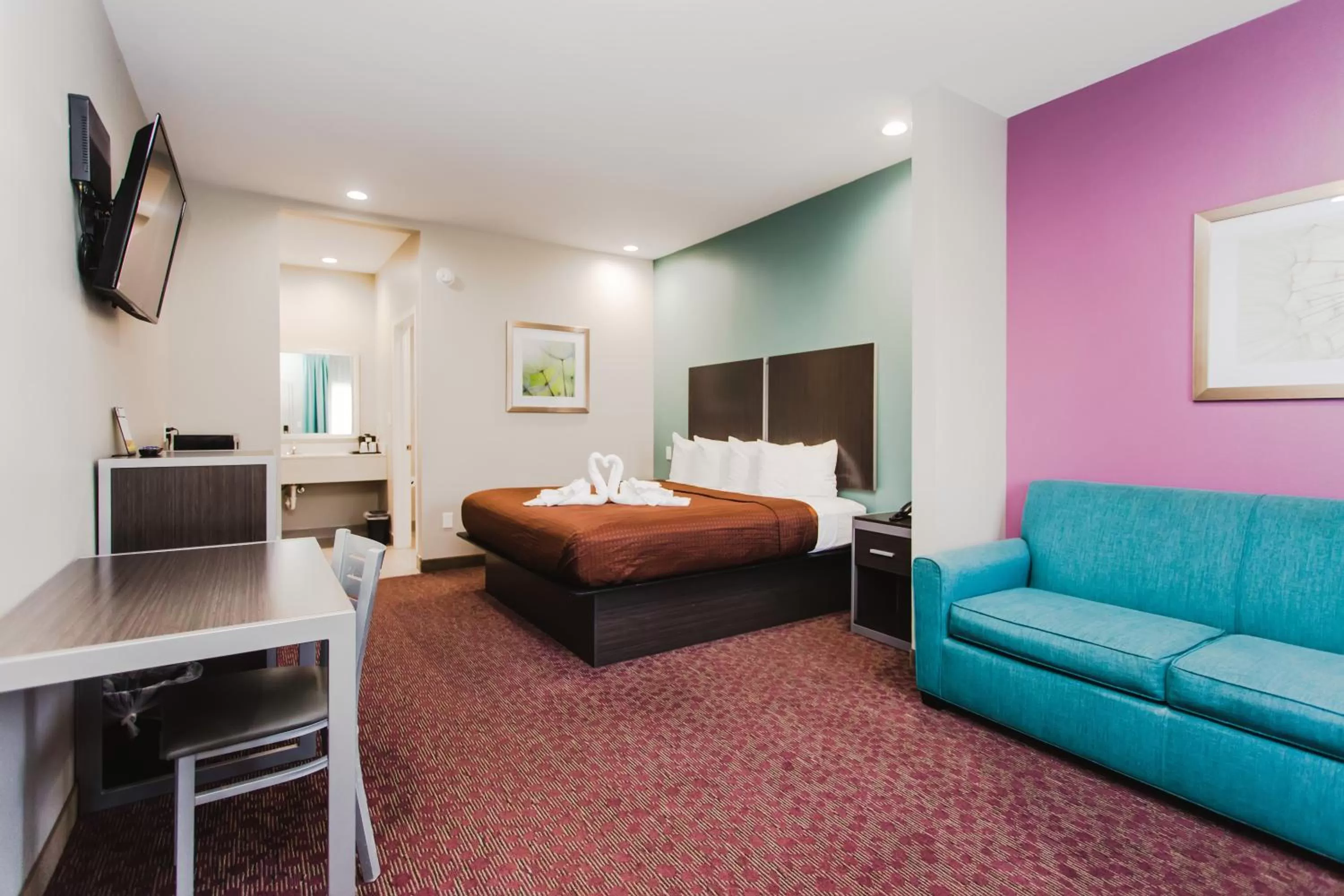 Bedroom, Bed in Express Inn - Spring