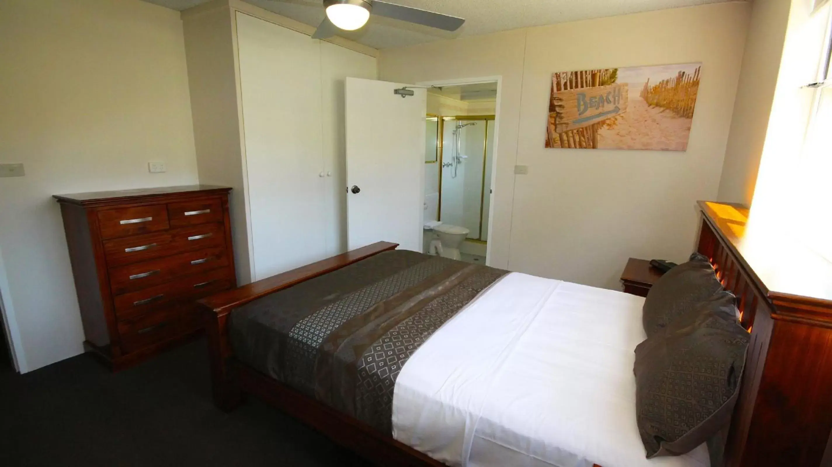 Bedroom, Bed in Tradewinds Apartments