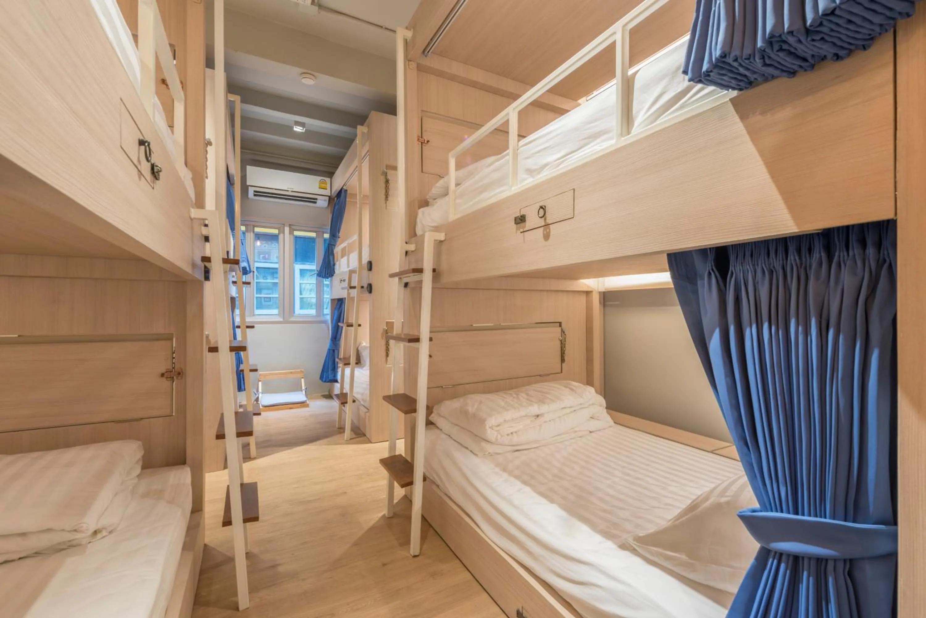 Bed in Kinnon Deluxe Hostel Coworking Cafe