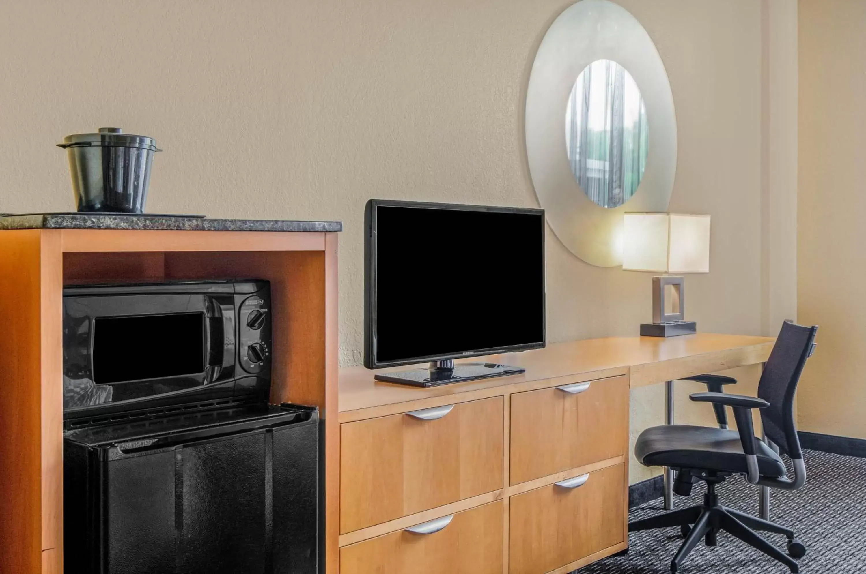 Bedroom, TV/Entertainment Center in La Quinta by Wyndham Naples Downtown
