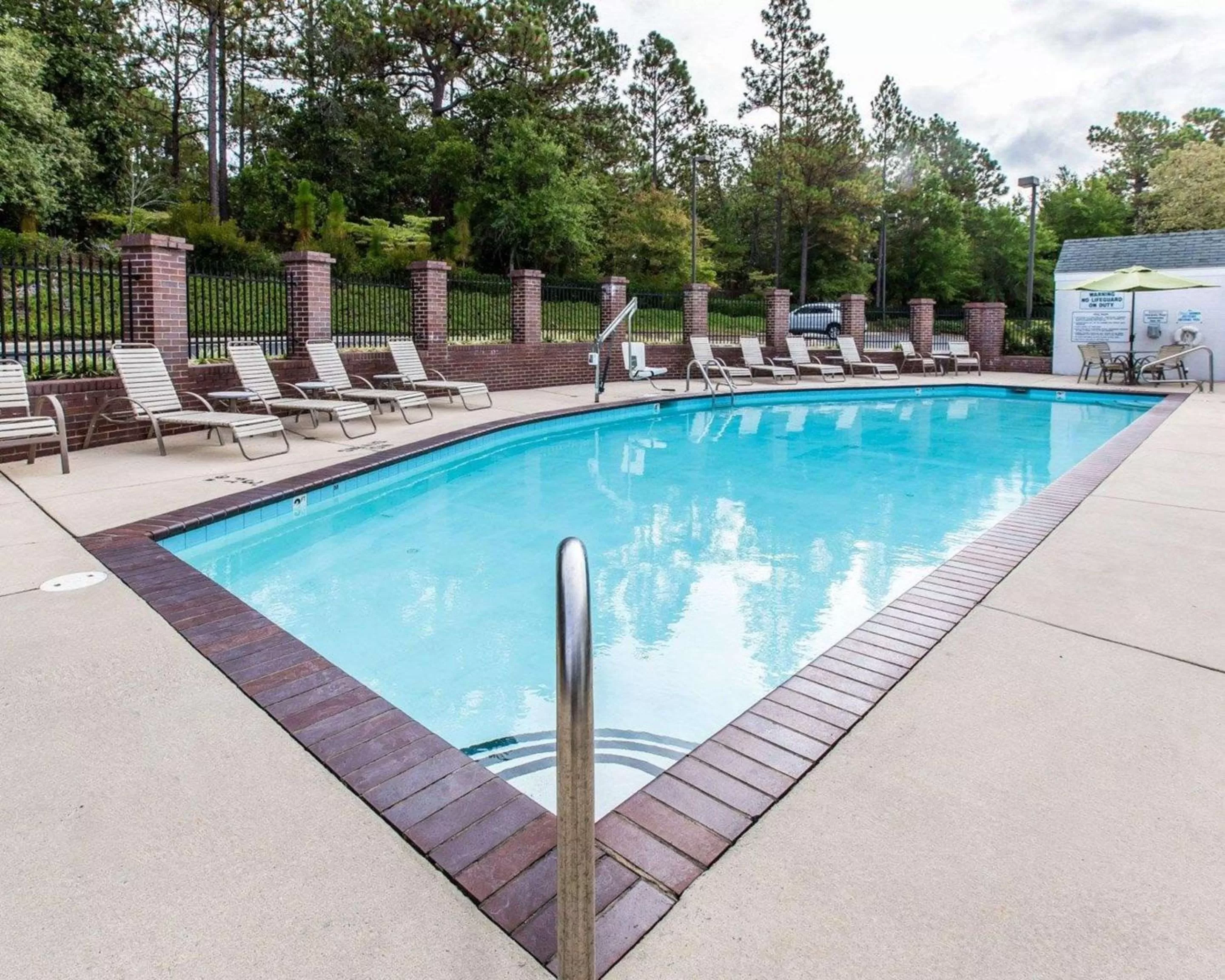 Swimming pool in Comfort Inn Pinehurst - Southern Pines