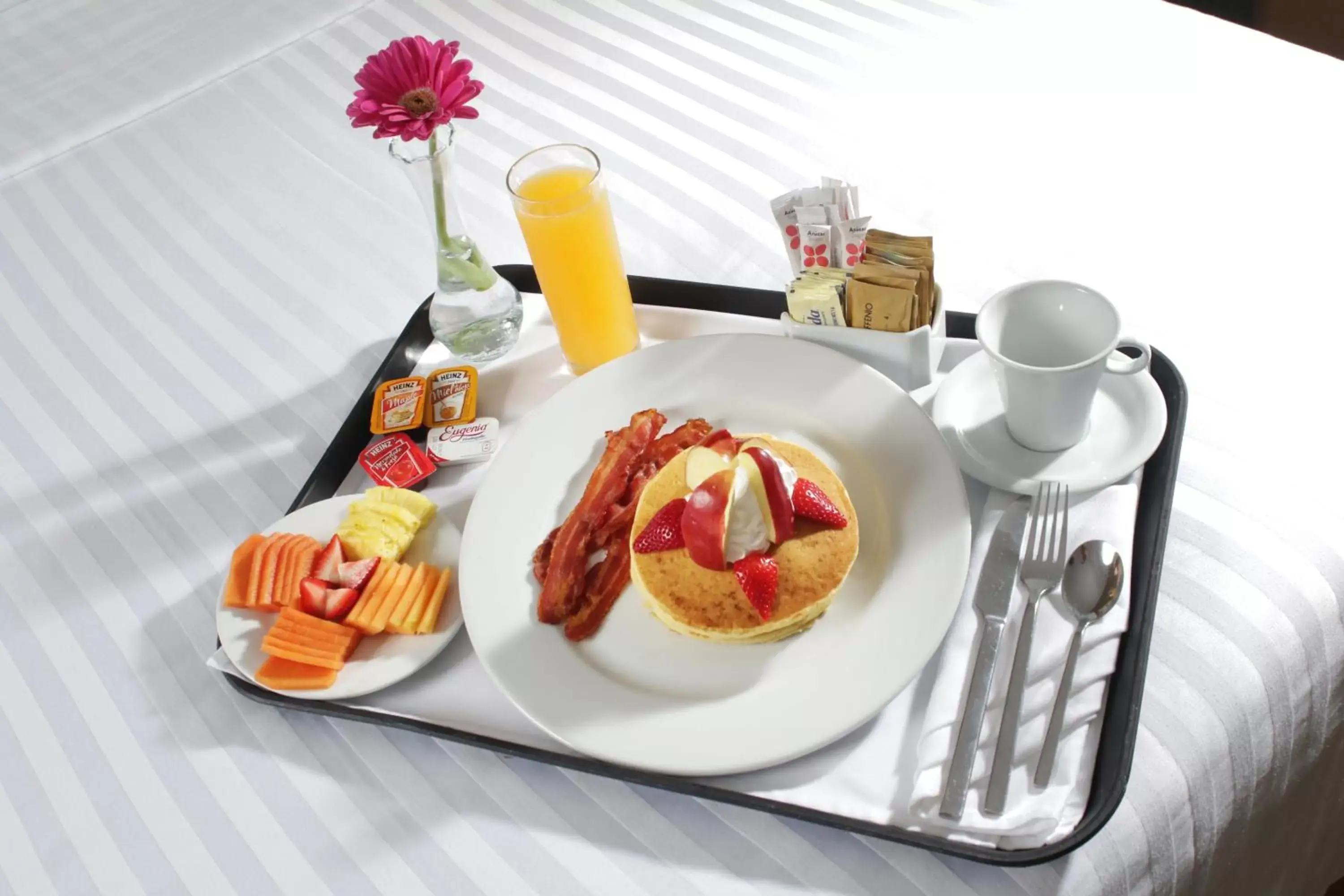 Photo of the whole room, Breakfast in Holiday Inn Hotel & Suites Hermosillo Aeropuerto, an IHG Hotel