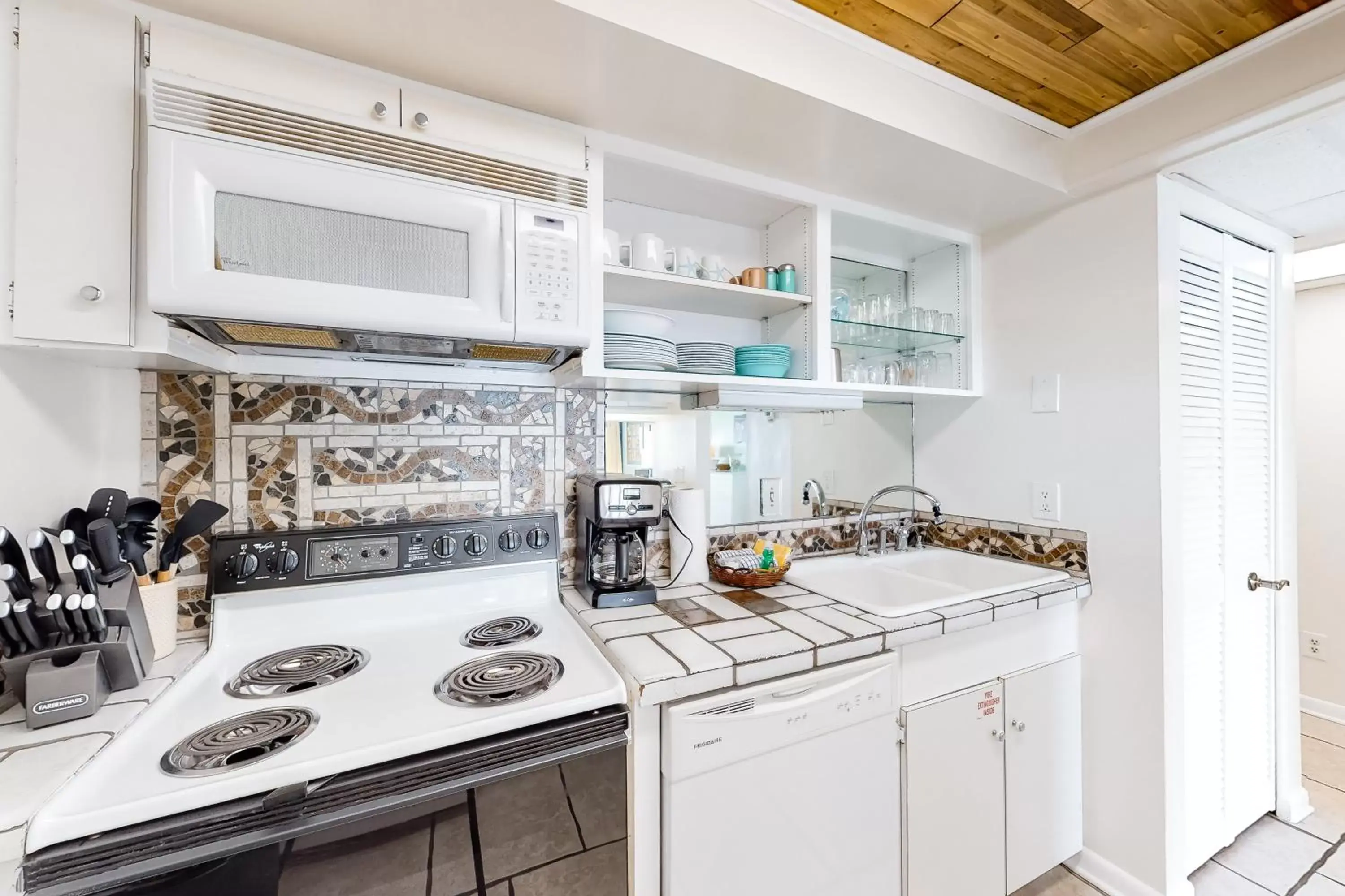 Kitchen/Kitchenette in Gulf Gate 208