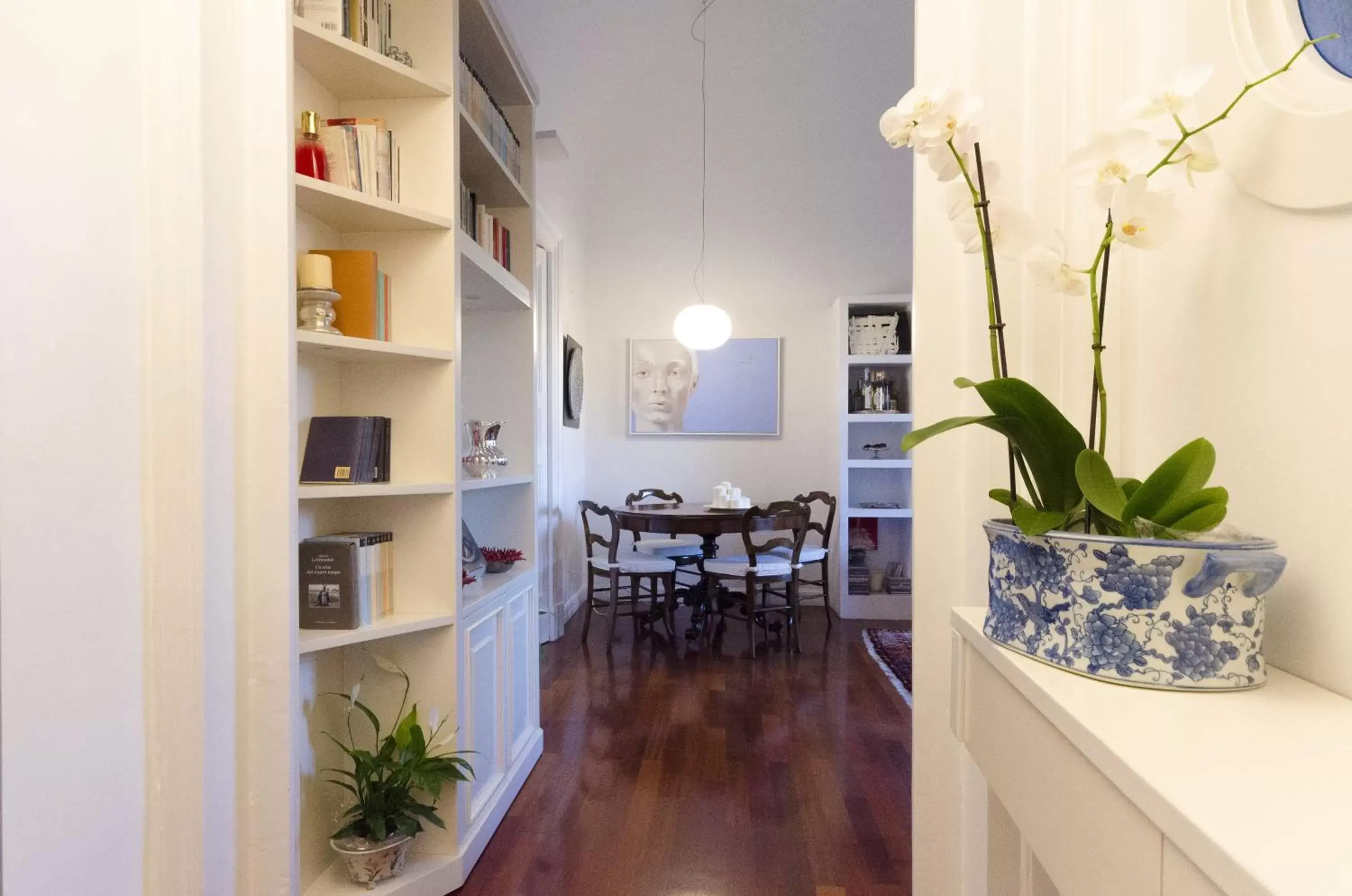 Library in A casa di Frasquita