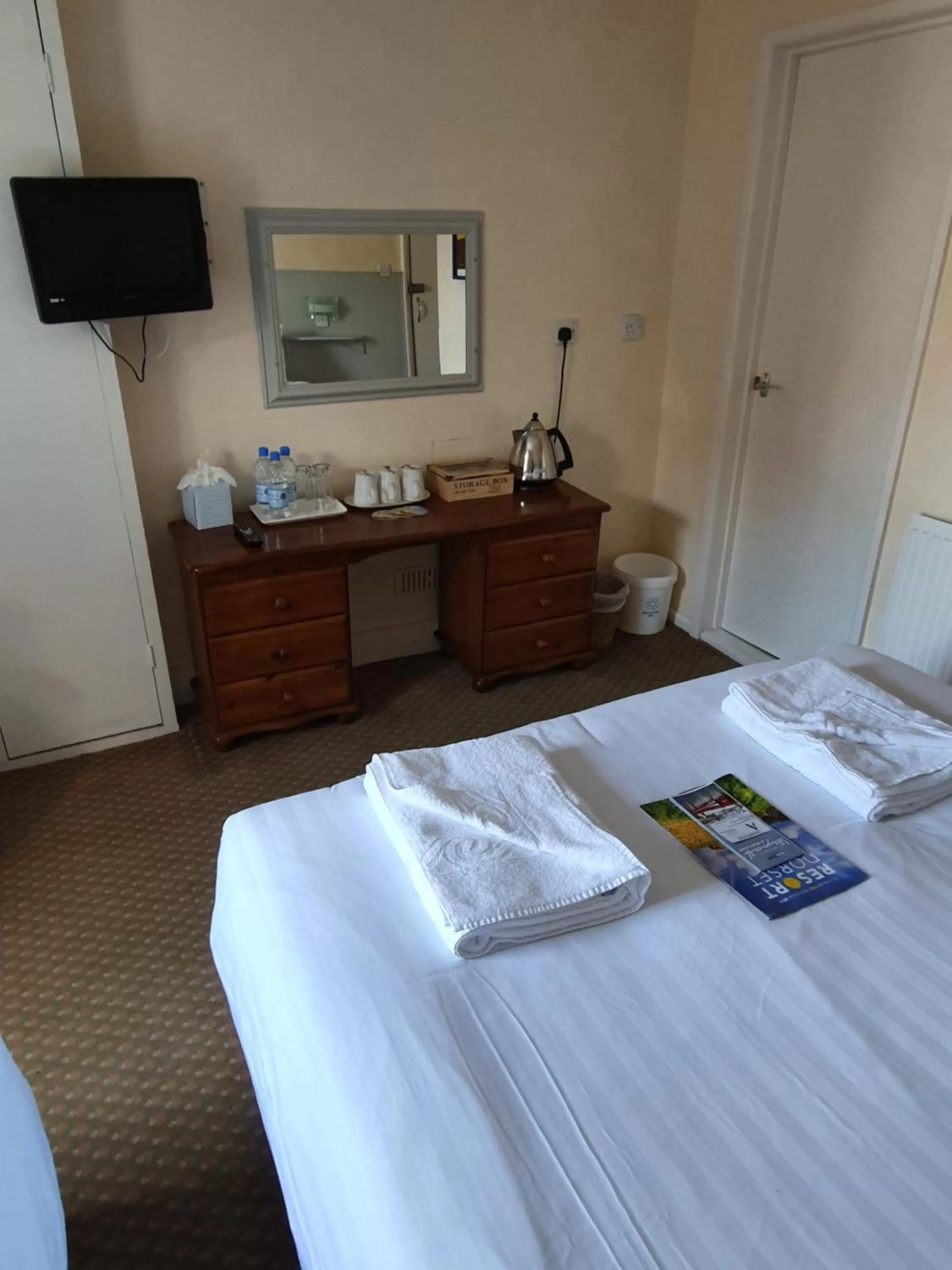 Coffee/tea facilities, Bed in Alexandra Hotel