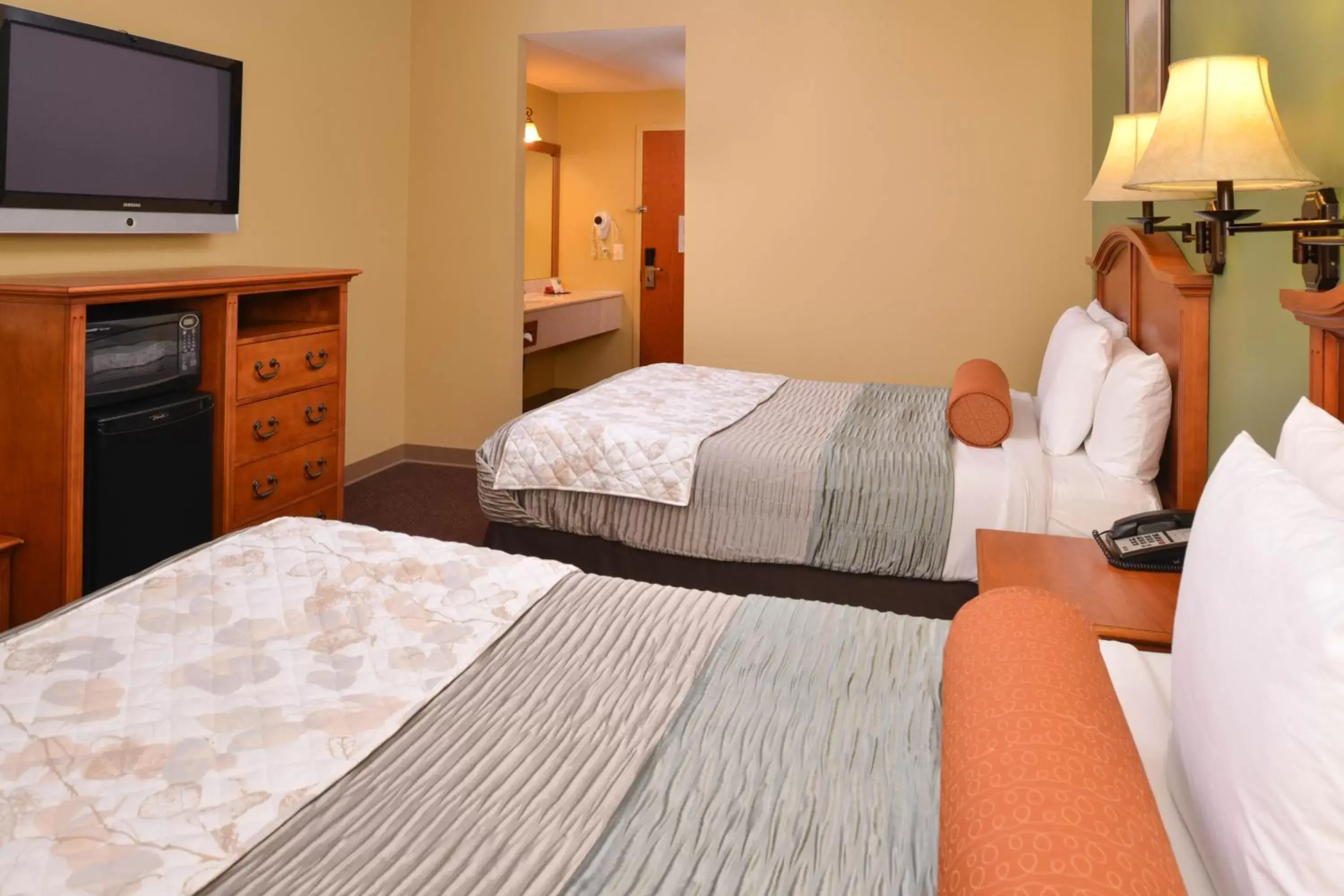 Photo of the whole room, Bed in Country Hearth Inn & Suites Edwardsville