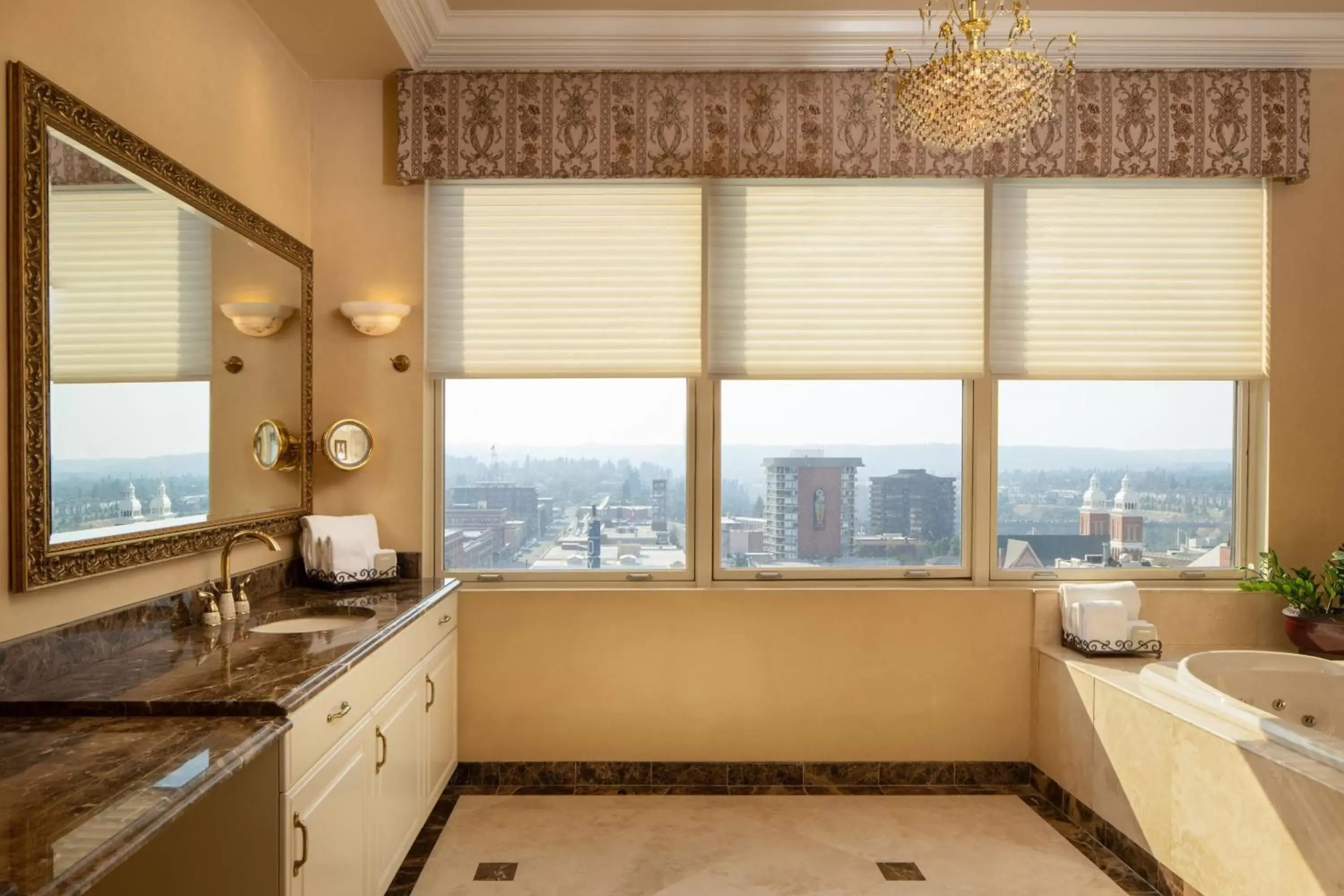 Photo of the whole room, Kitchen/Kitchenette in The Historic Davenport, Autograph Collection