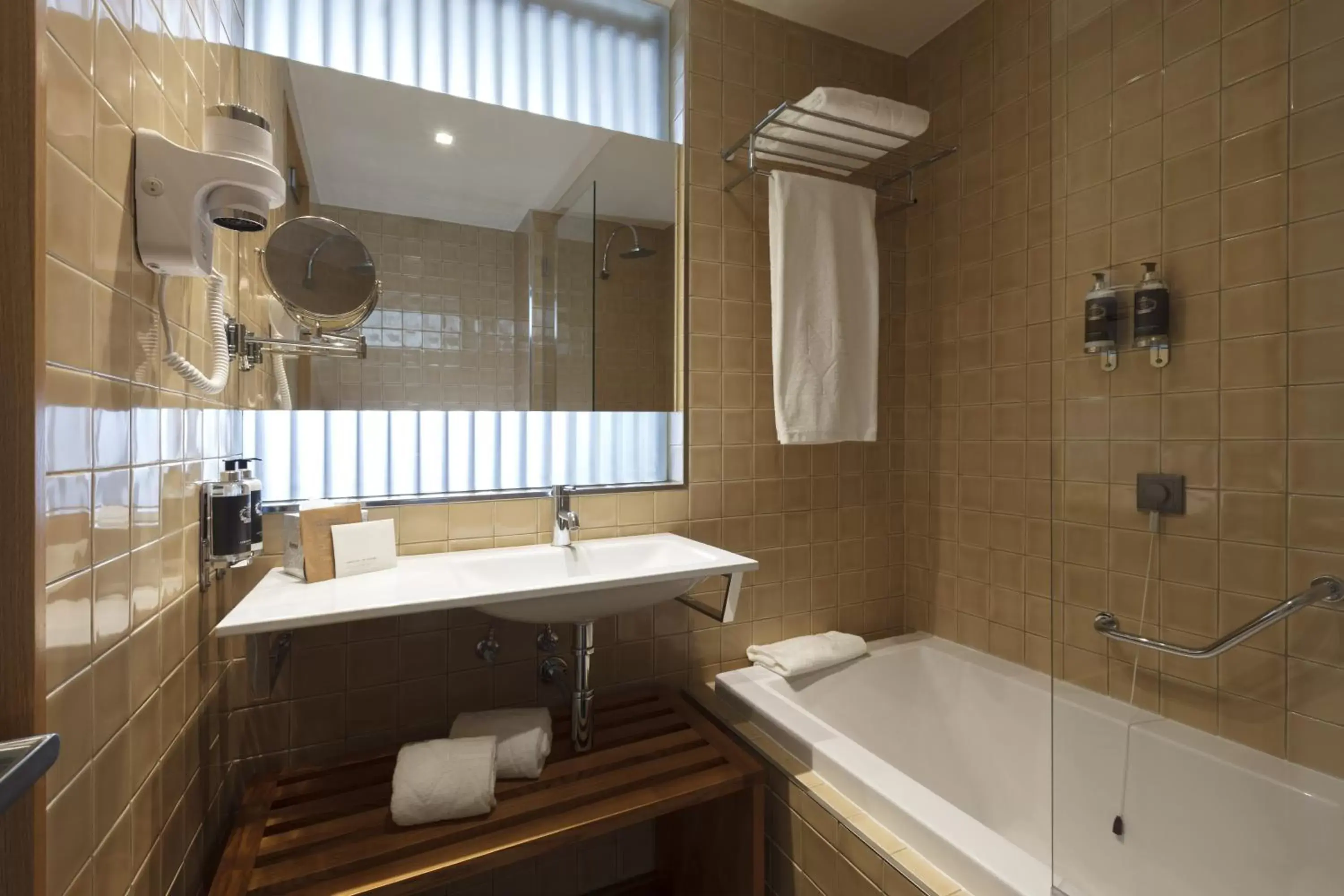 Shower, Bathroom in NEYA Porto Hotel