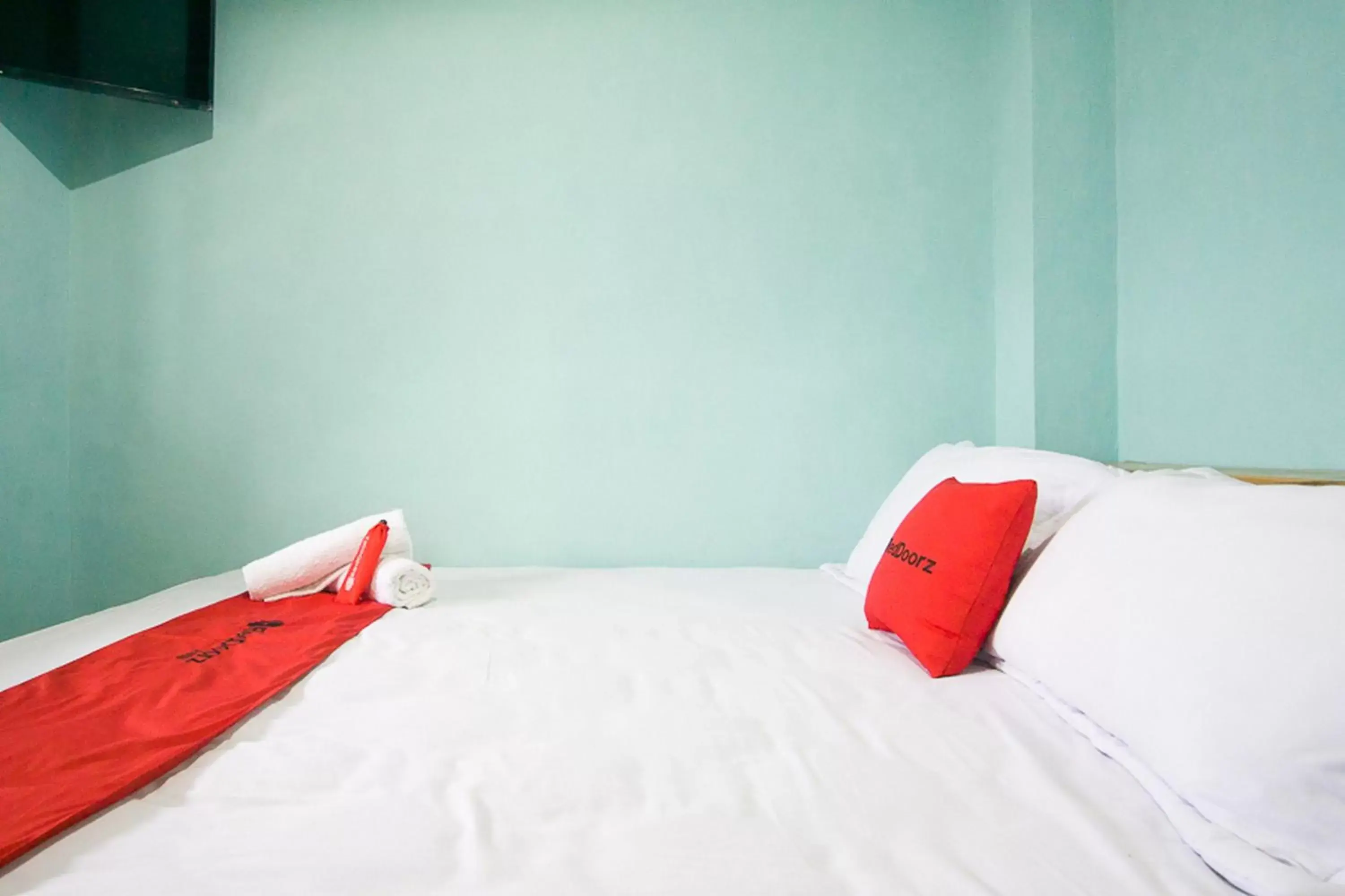 Bedroom, Bed in RedDoorz near Mikie Holiday Funland Berastagi Bedroom, Bed in RedDoorz near Mikie Holiday Funland Berastagi