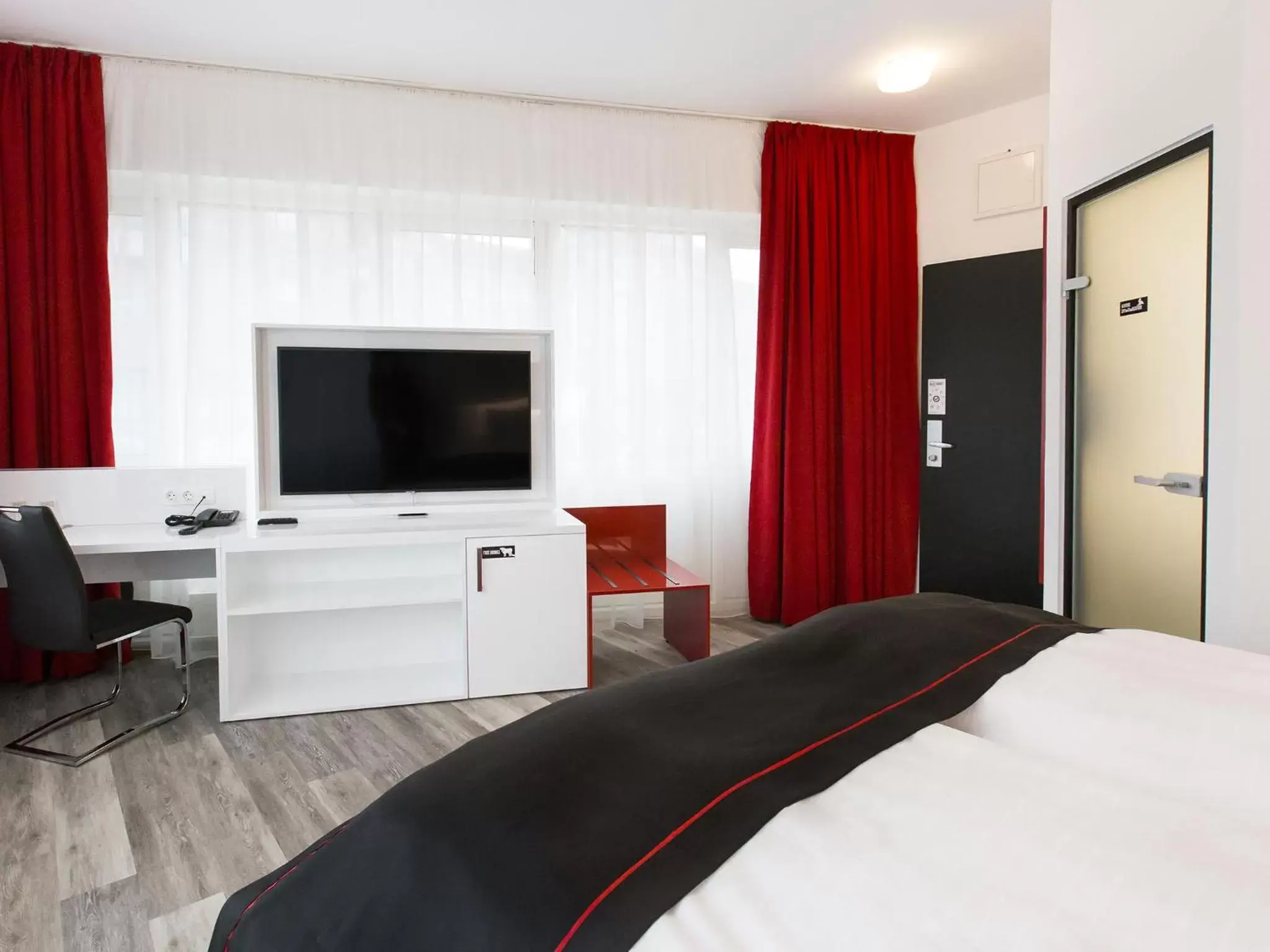 Photo of the whole room, TV/Entertainment Center in DORMERO Hotel Hannover-Langenhagen Airport