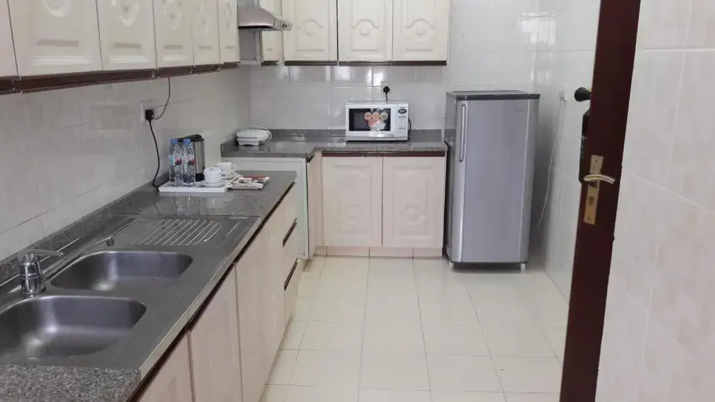 Kitchen/Kitchenette in Safeer Plaza Hotel