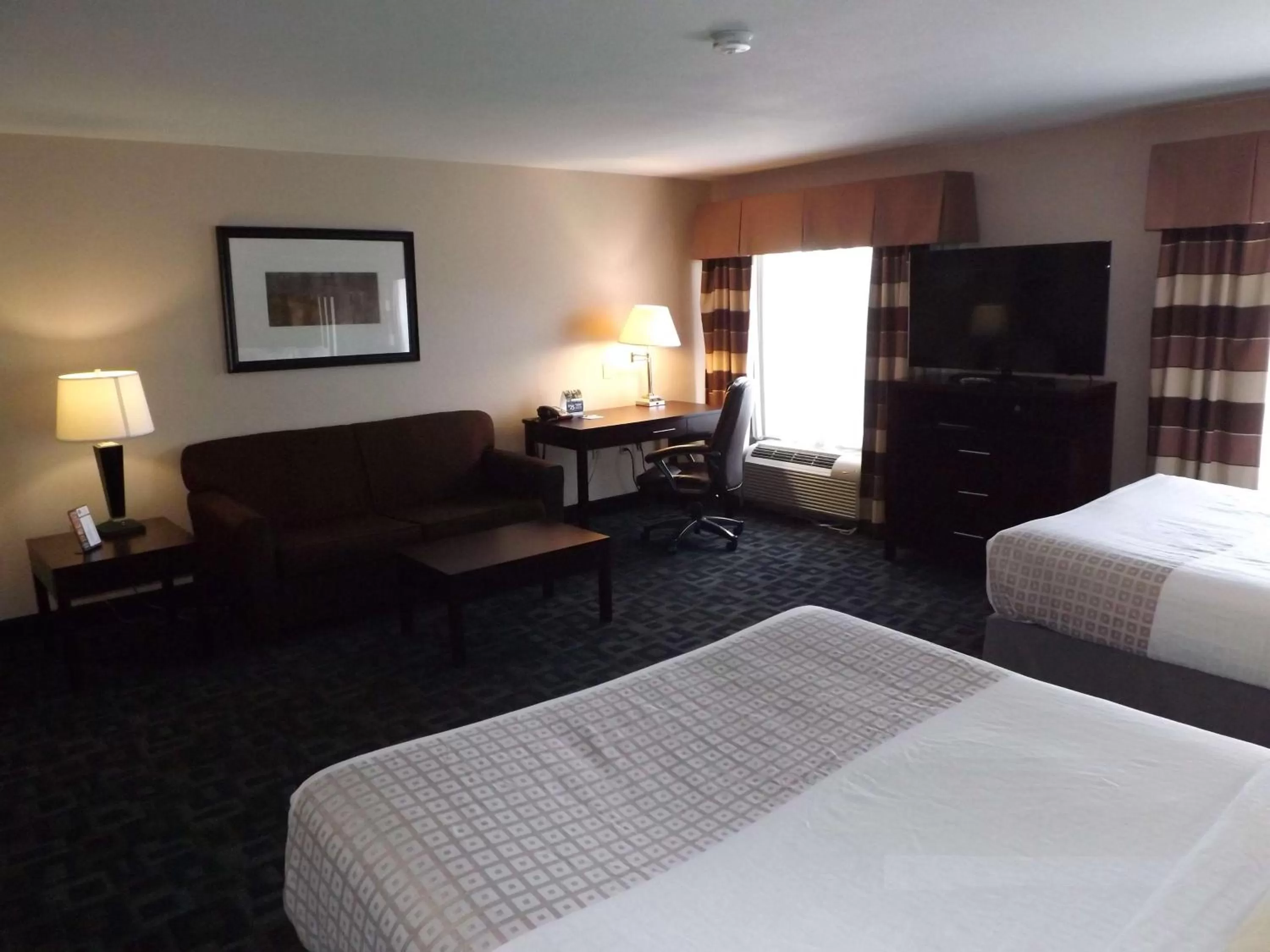 Photo of the whole room, Bed in Best Western Plus Kalamazoo Suites
