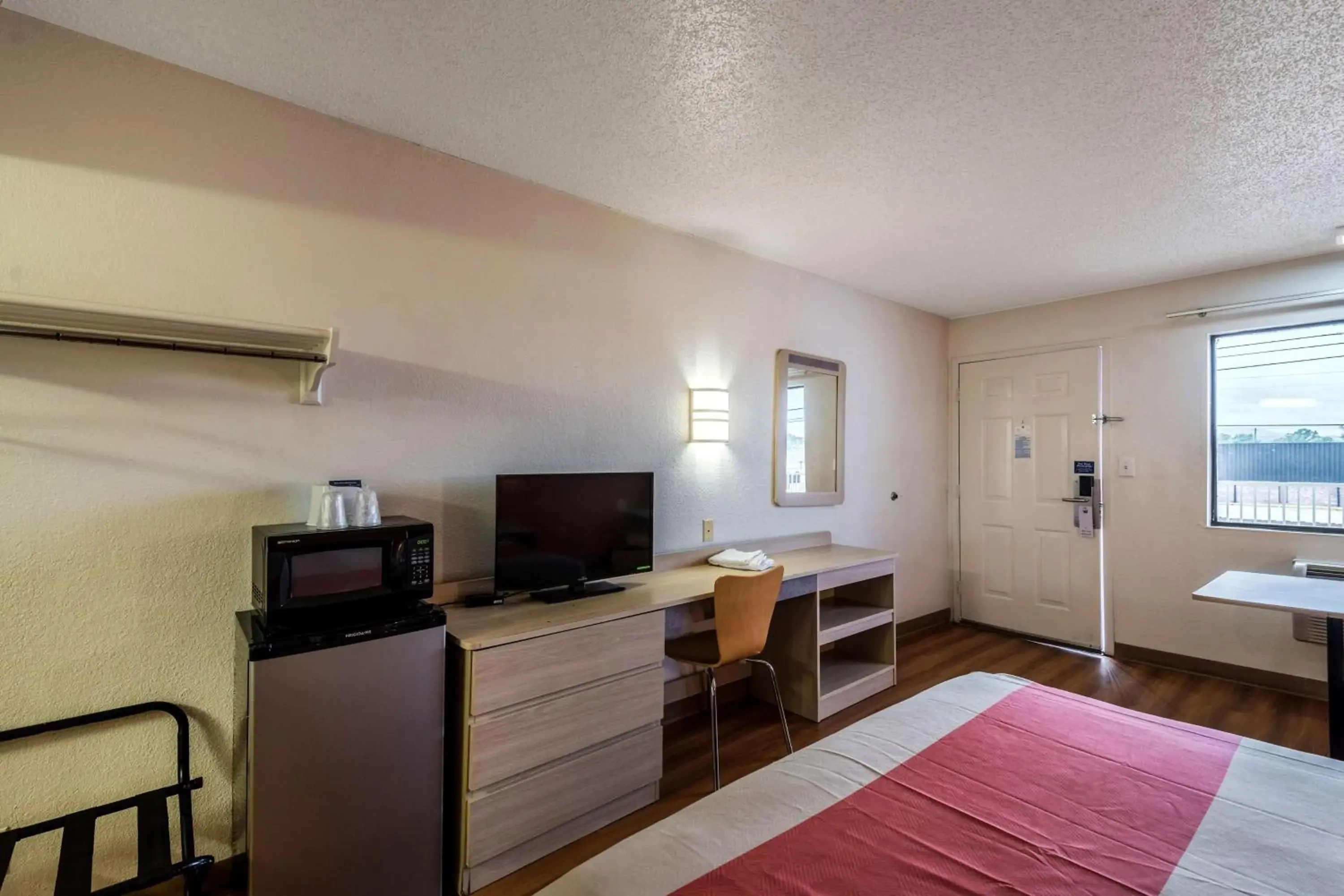 Photo of the whole room, Seating Area in Motel 6-Anniston, AL