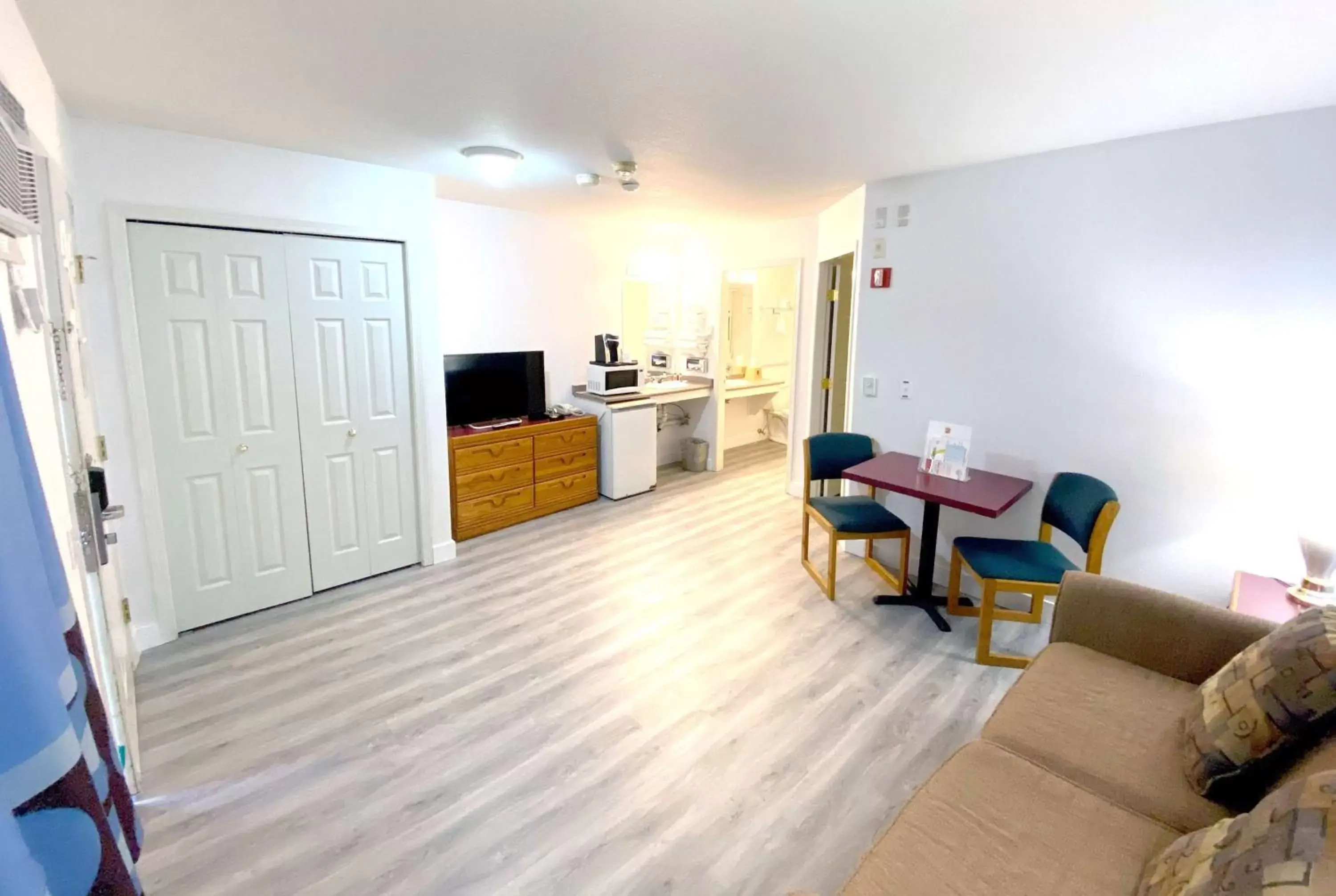 Photo of the whole room in Super 8 by Wyndham Sicamous Photo of the whole room in Super 8 by Wyndham Sicamous