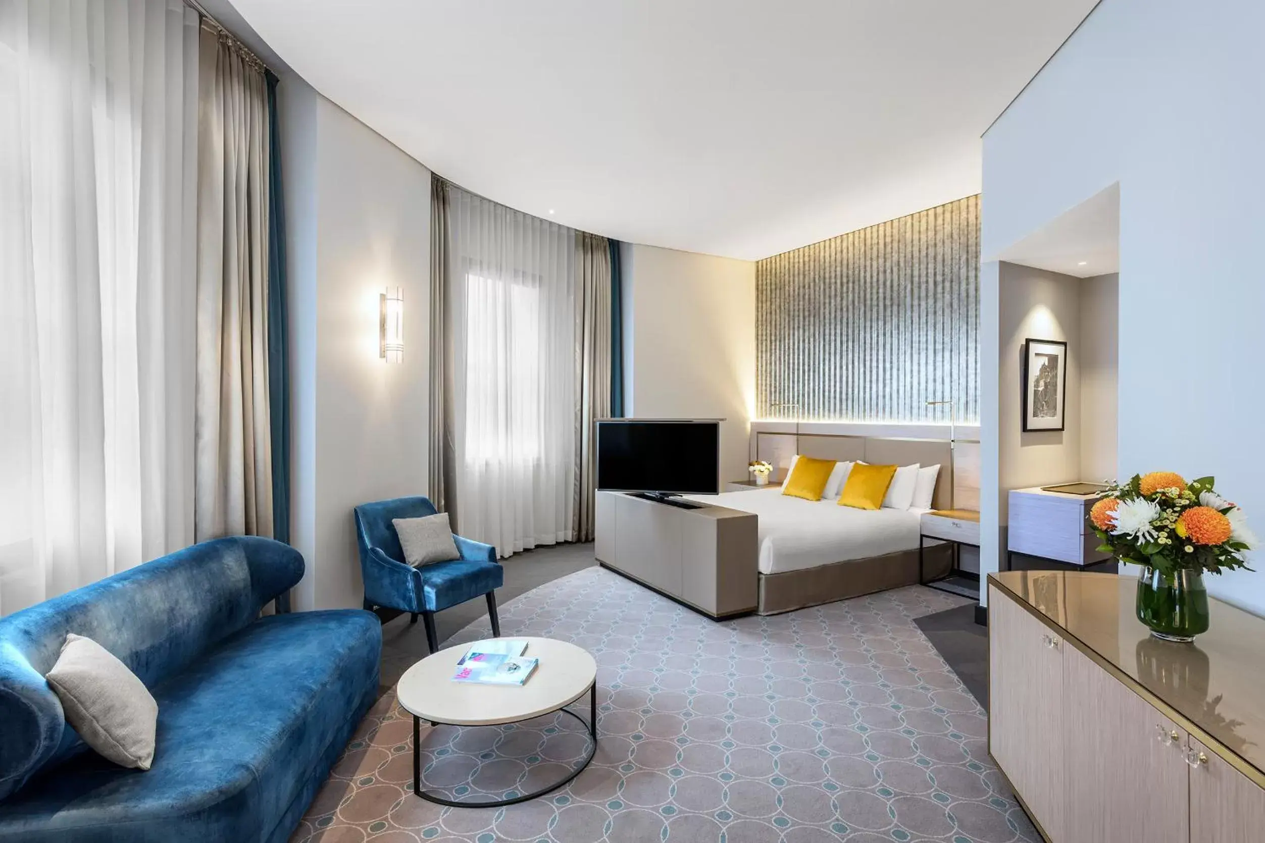 Bed, Seating Area in Radisson Blu Plaza Hotel Sydney