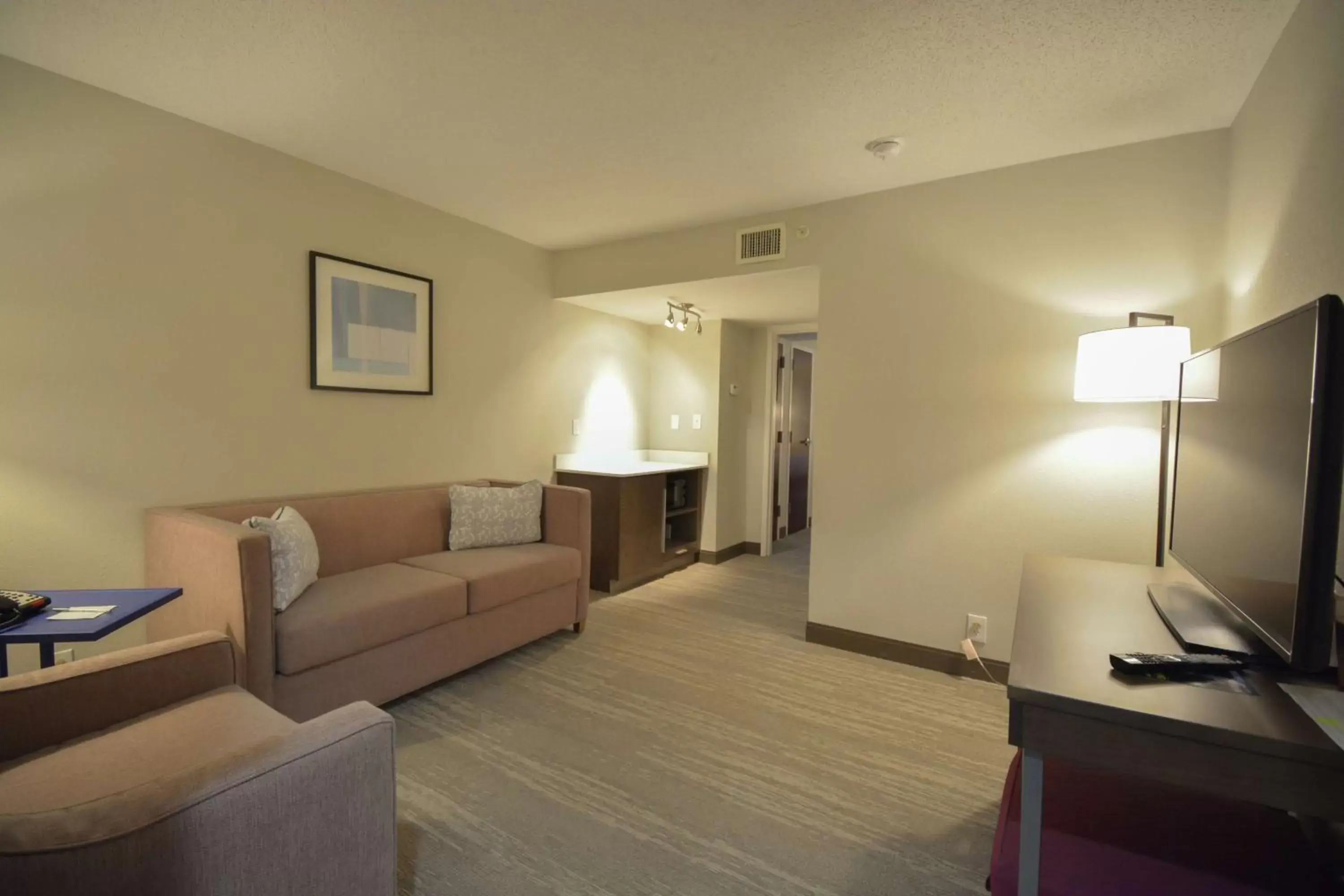 Bedroom, Seating Area in Hampton Inn Salem East - Electric Road