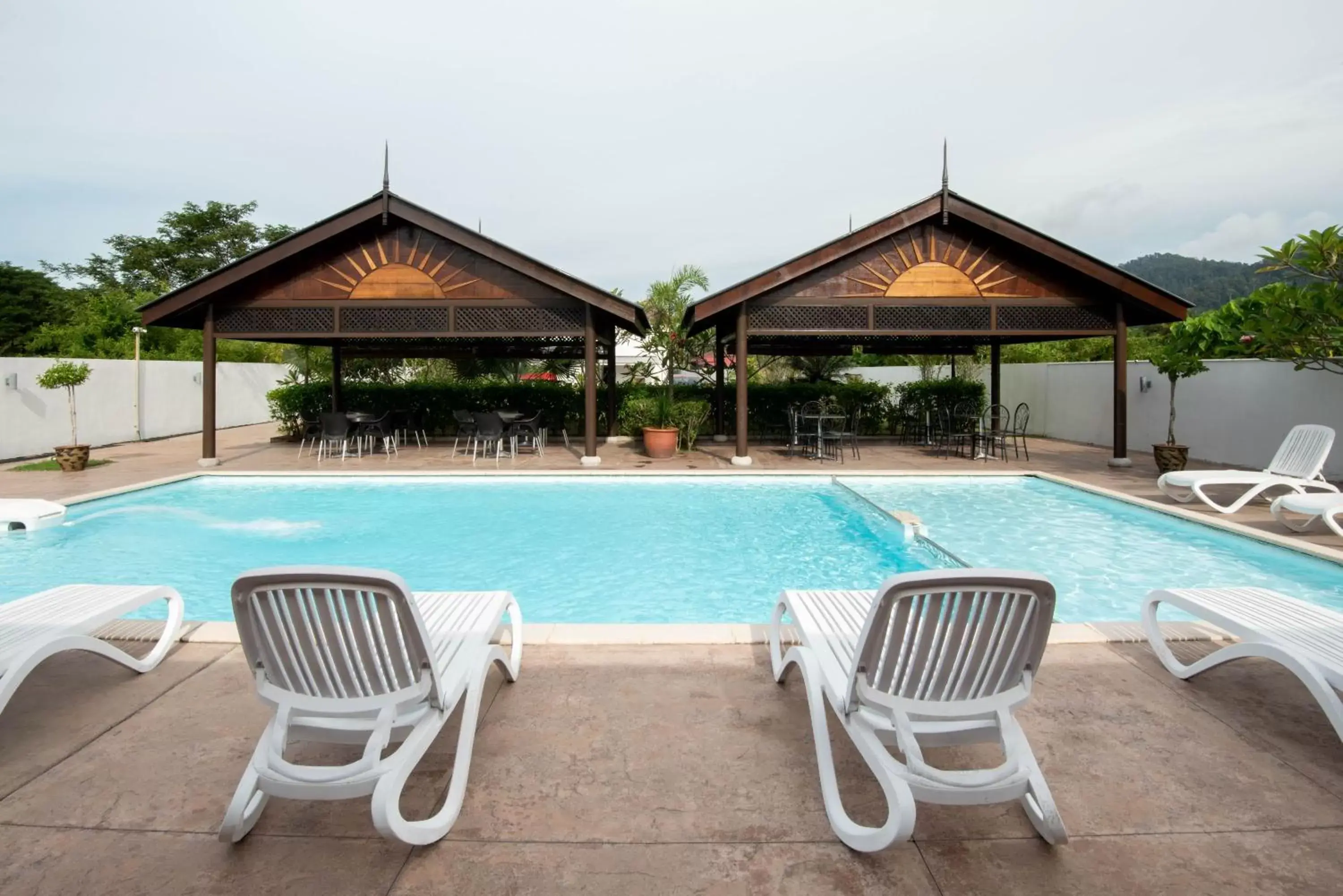 Restaurant/places to eat, Swimming Pool in Riverra Inn Langkawi