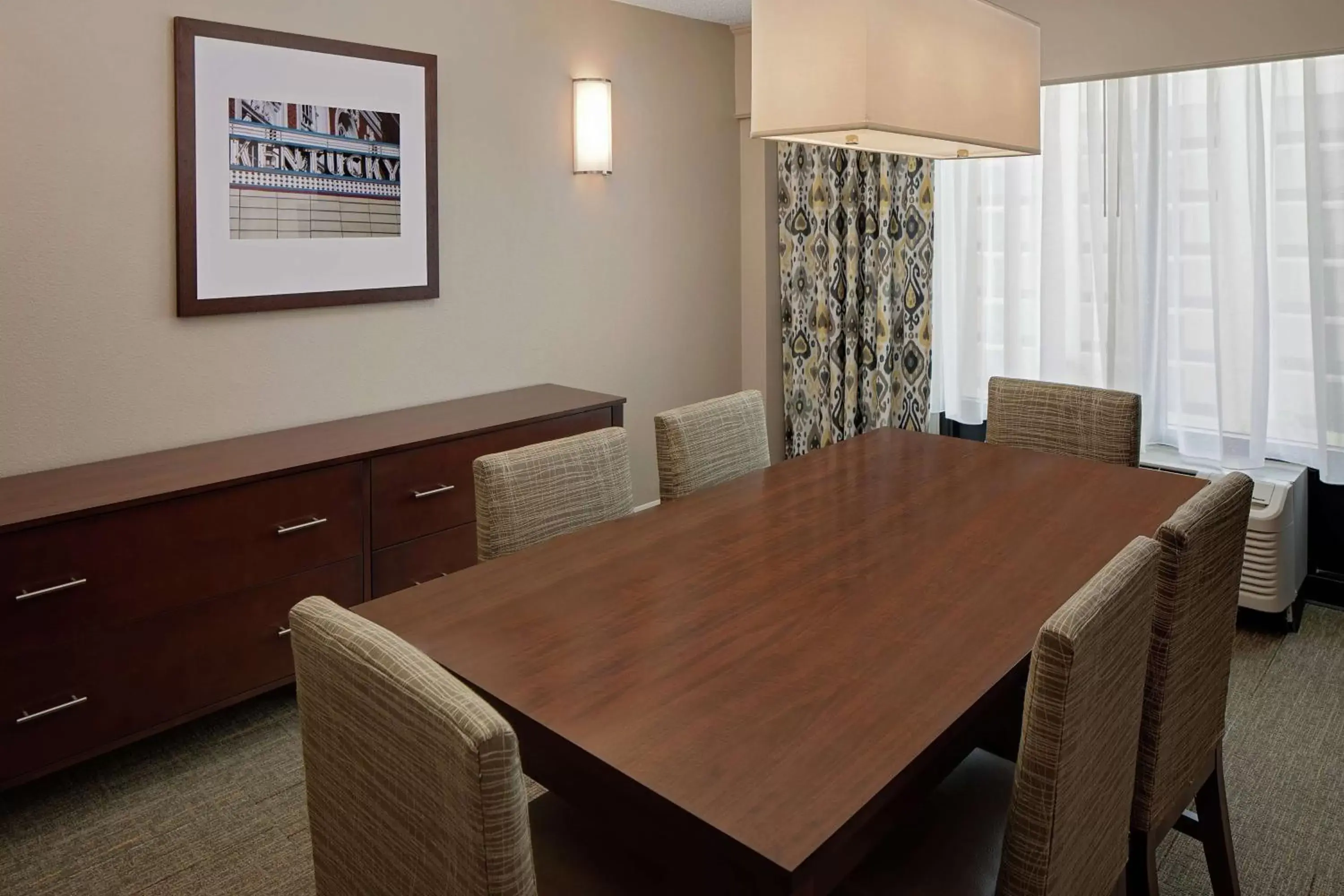 Photo of the whole room, Dining Area in Hampton Inn Louisville Downtown