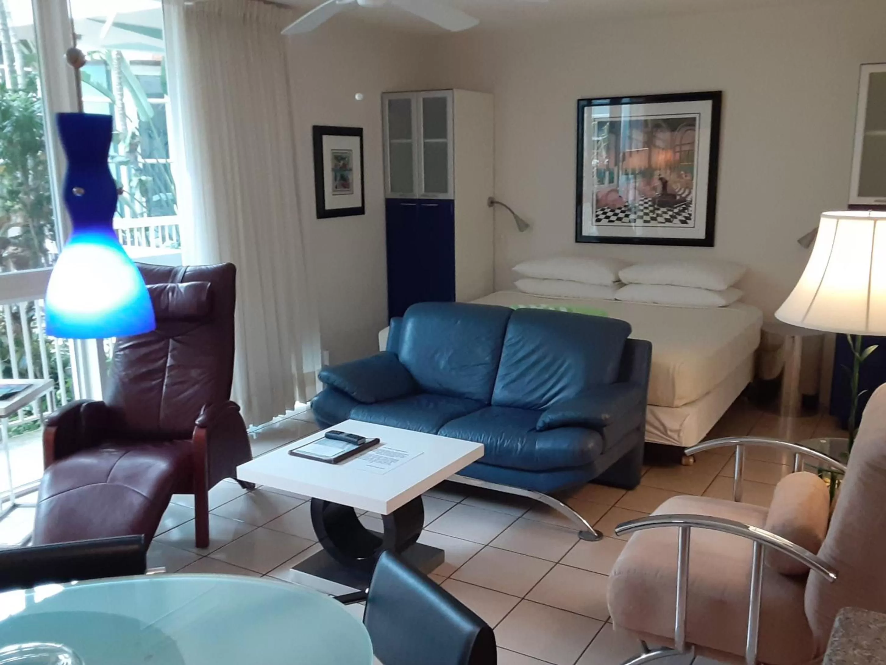 Living room in Manhattan Tower Apartment Hotel