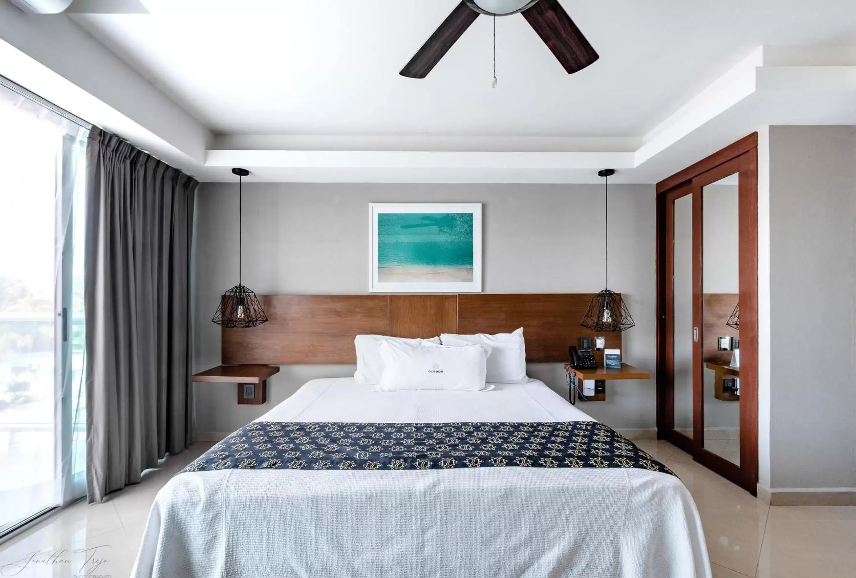 Bed in Ocean Dream Cancun by GuruHotel