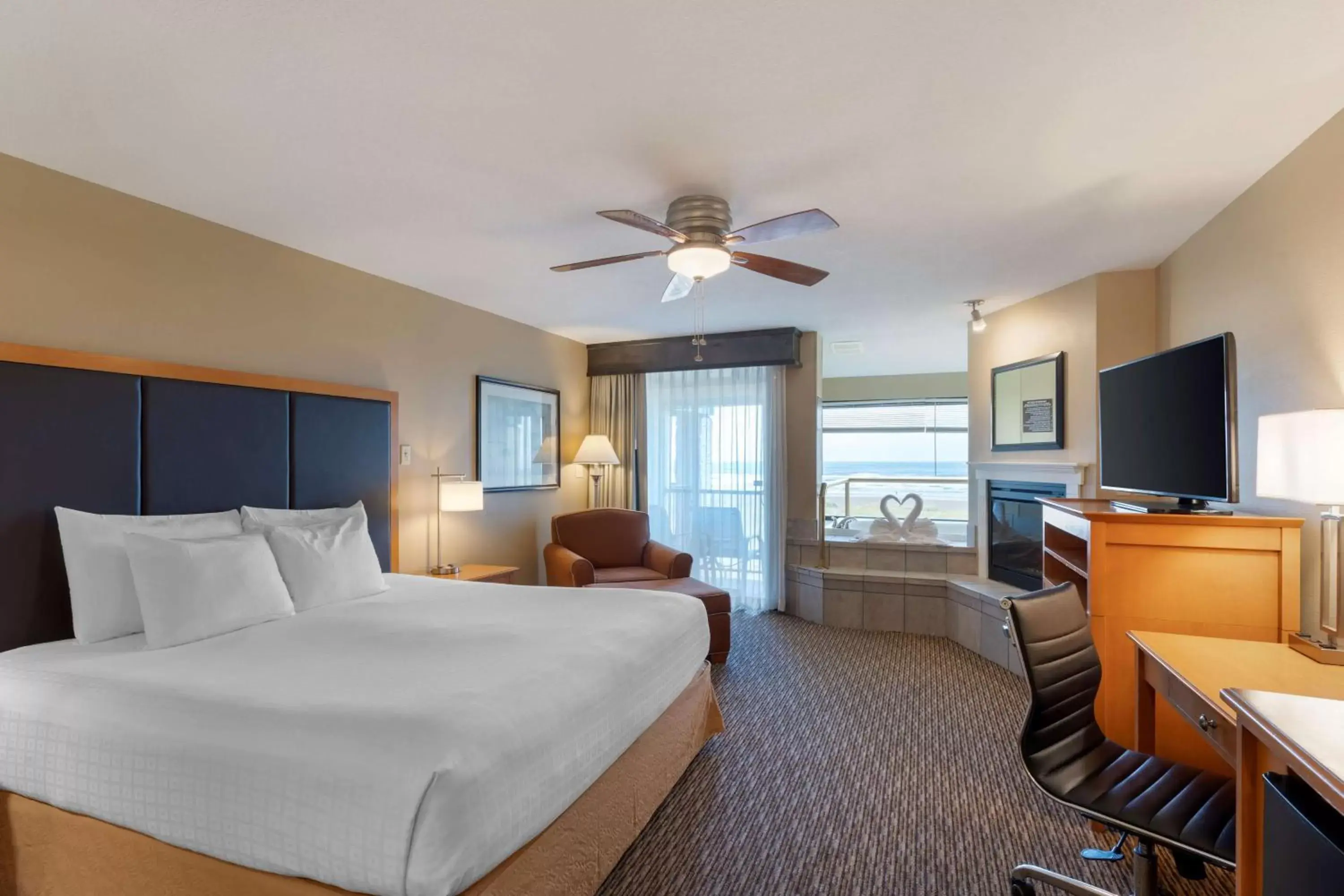 Bedroom, TV/Entertainment Center in Best Western Plus Ocean View Resort