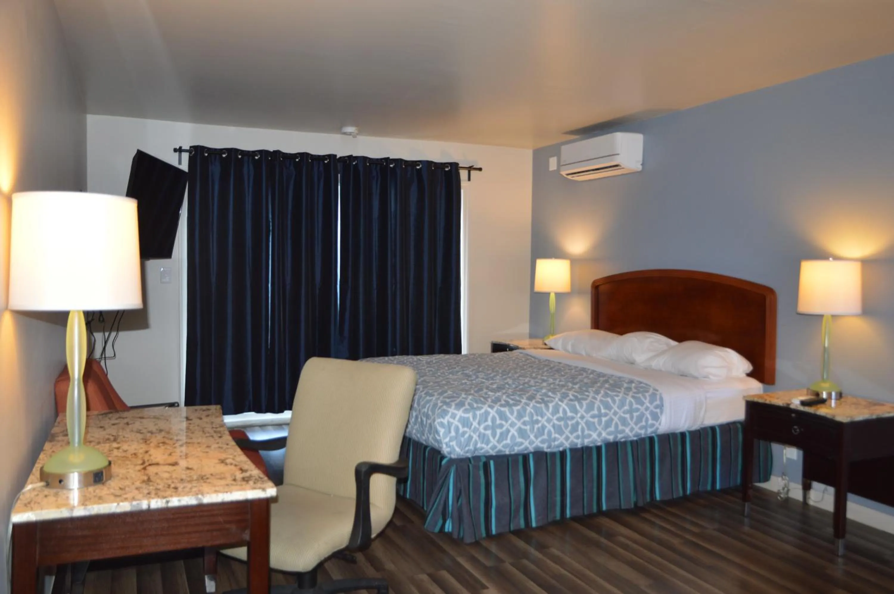 Bed in Glass Slipper Inn - Stanford Palo Alto