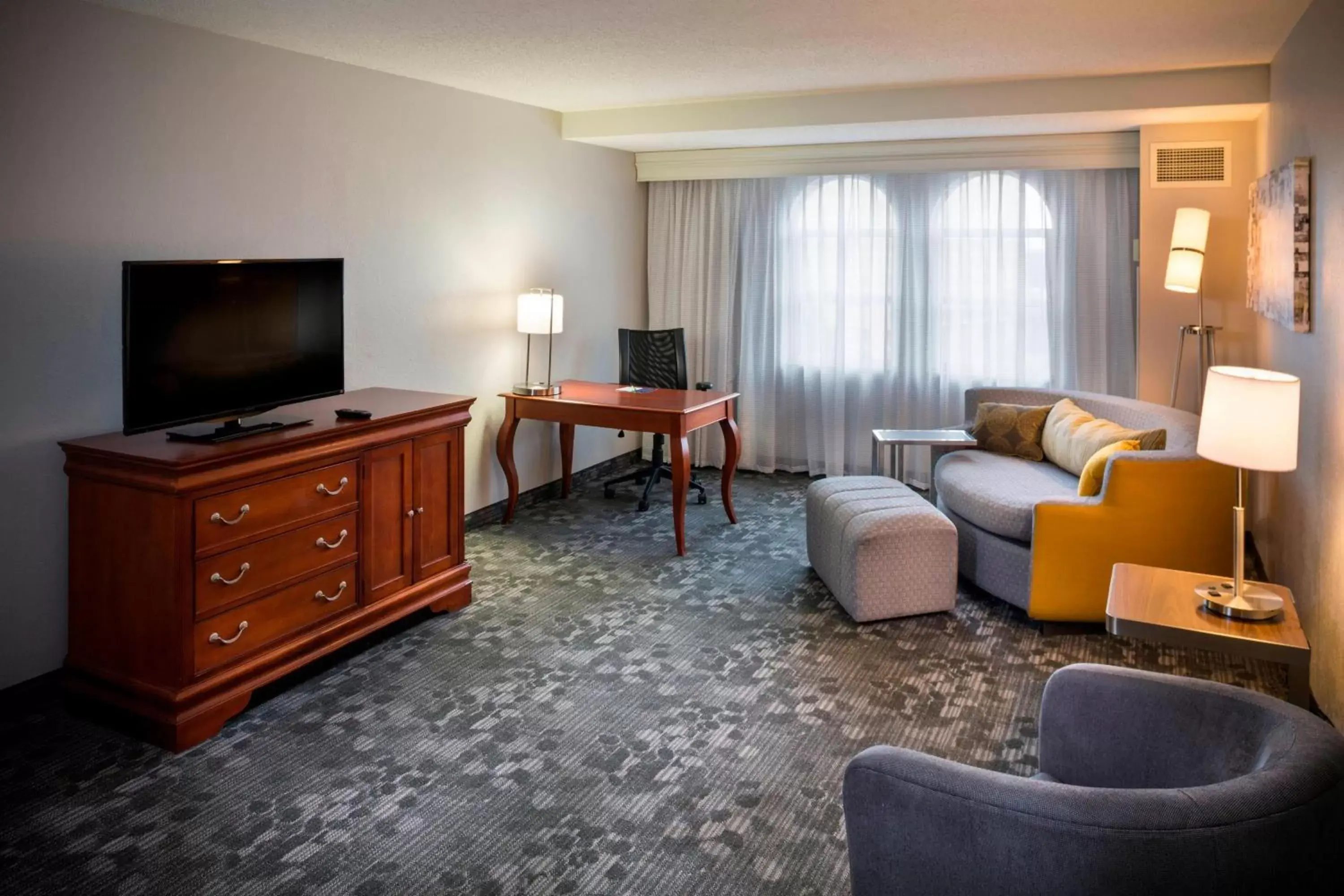 Photo of the whole room, TV/Entertainment Center in Courtyard by Marriott Norfolk Downtown