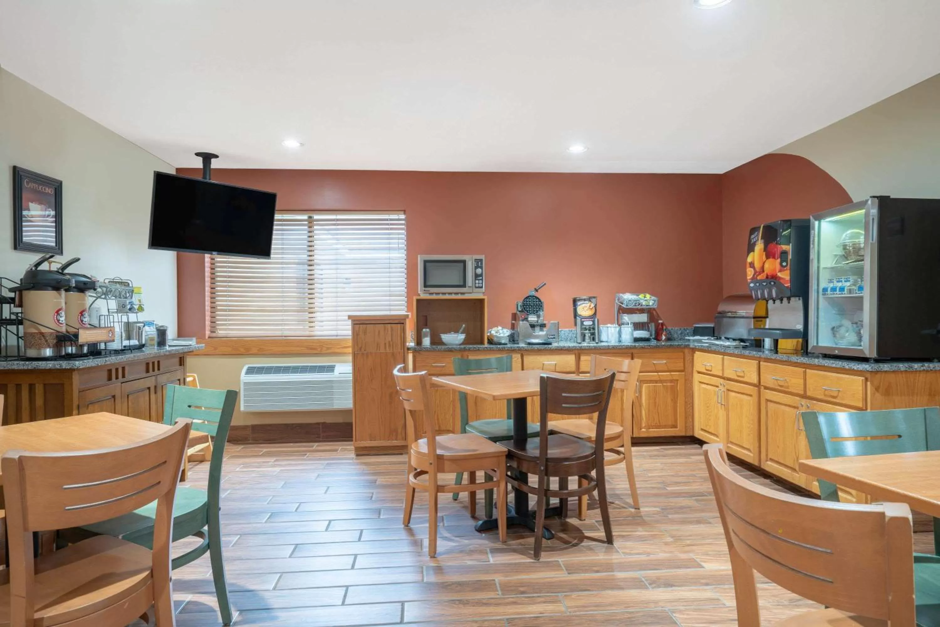 Restaurant/Places to Eat in AmericInn by Wyndham Rogers