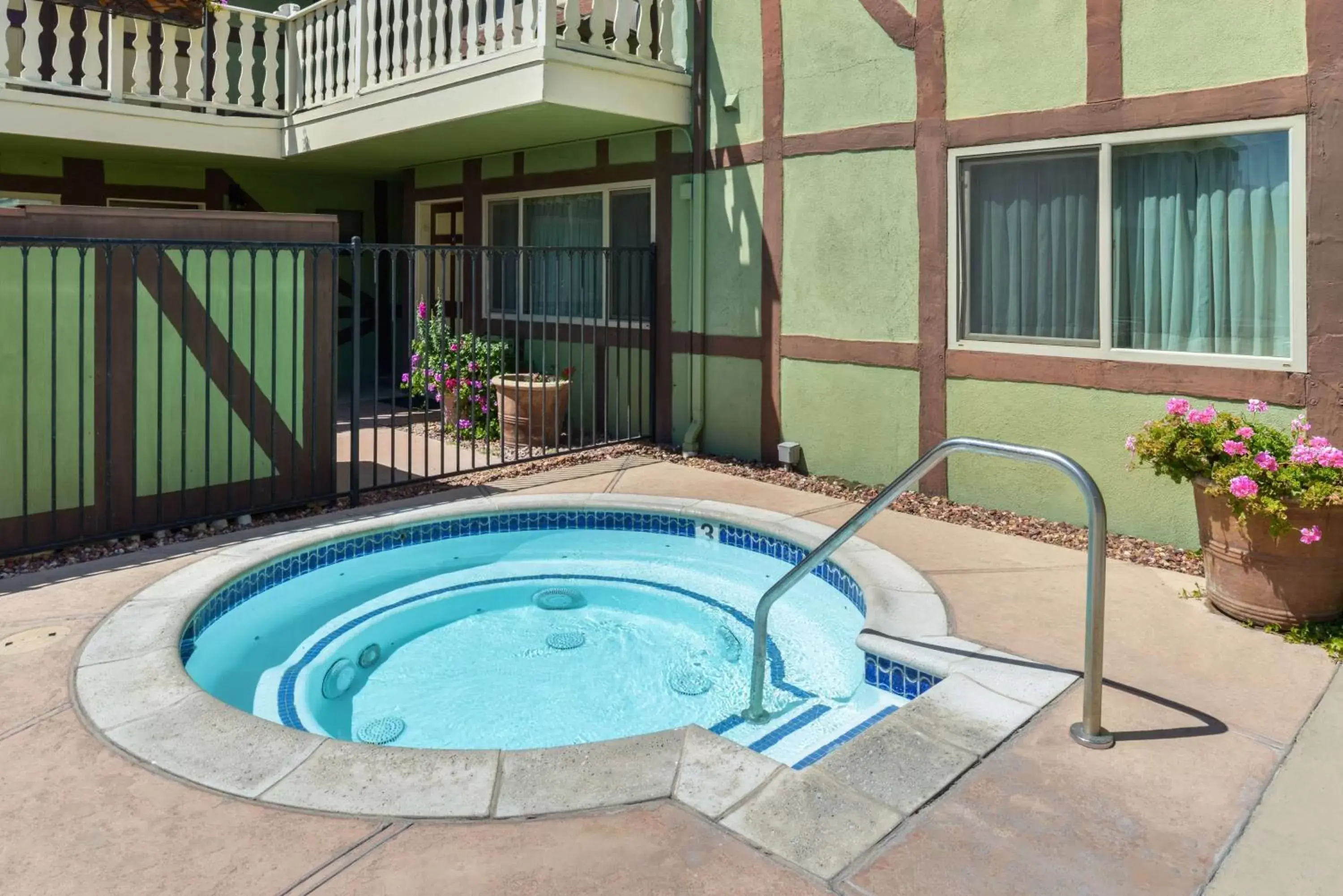 Hot Tub, Swimming Pool in Svendsgaard's Lodge- Americas Best Value Inn & Suites