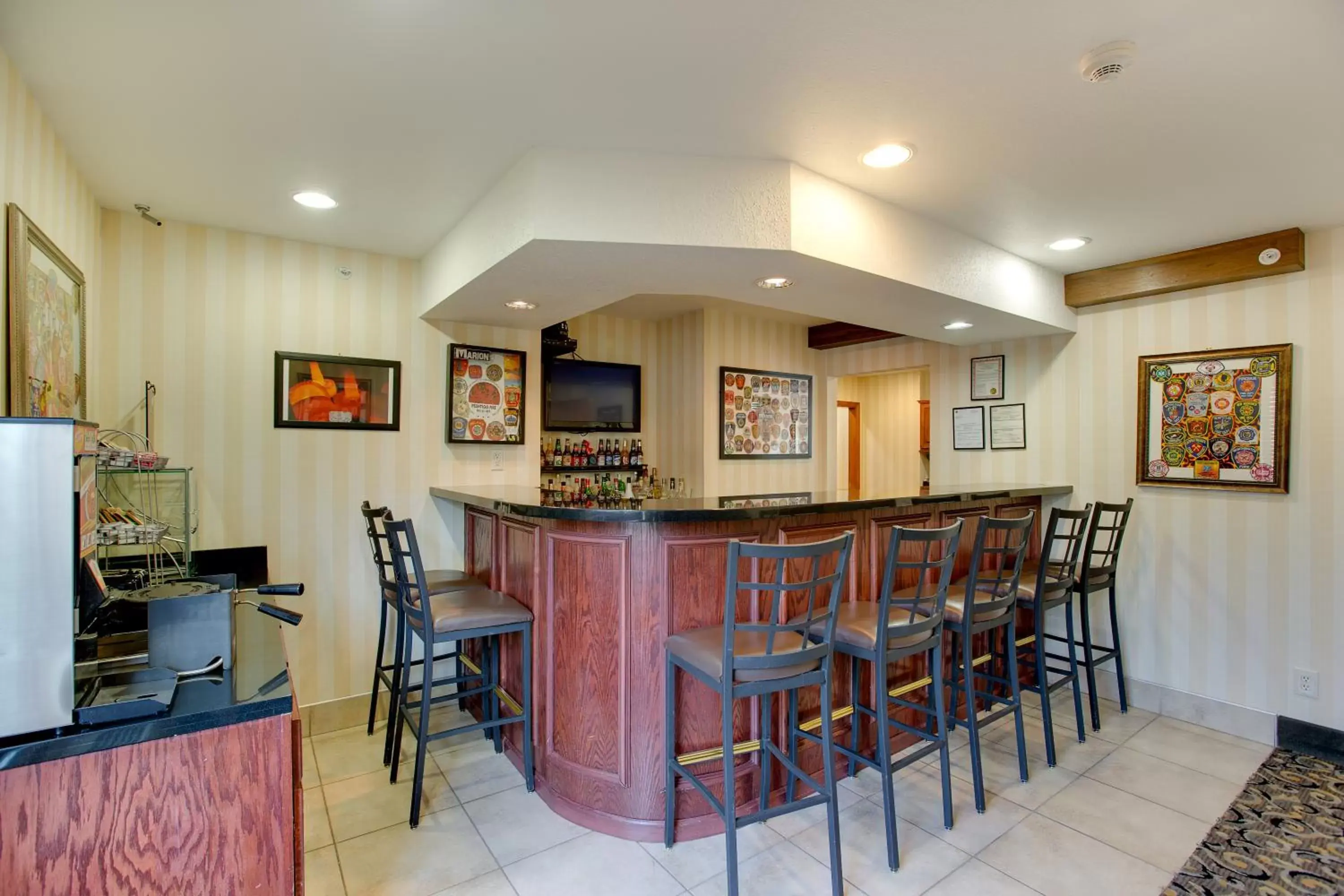 Alcoholic drinks, Lounge/Bar in Cobblestone Inn & Suites - Clintonville