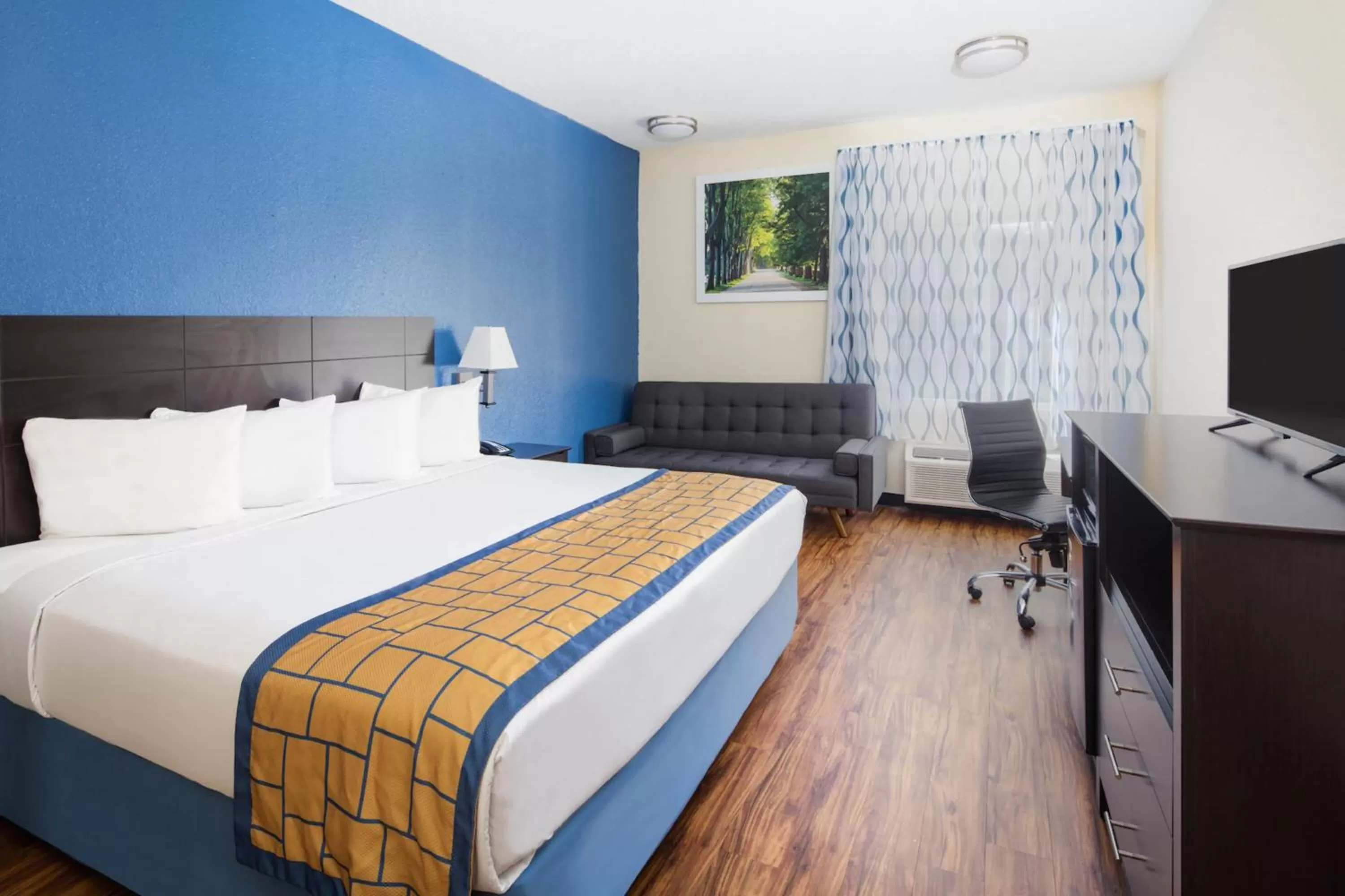 Bed in Days Inn by Wyndham Macon I-75 North