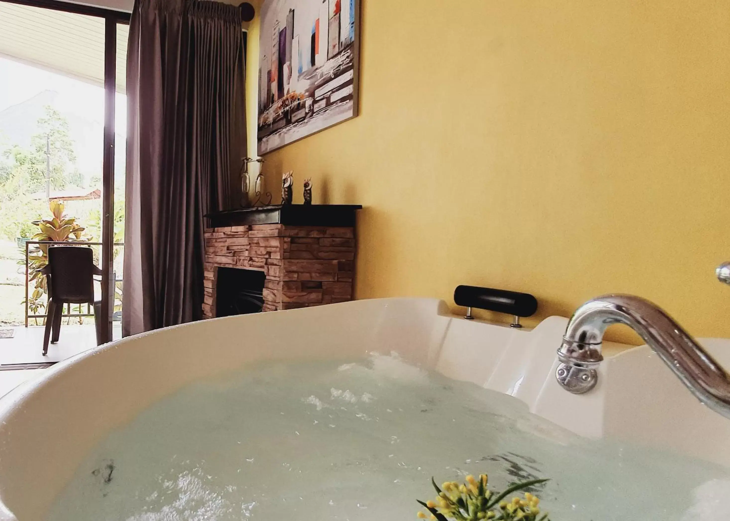 Hot Tub, Bathroom in Yellow Tree Suites