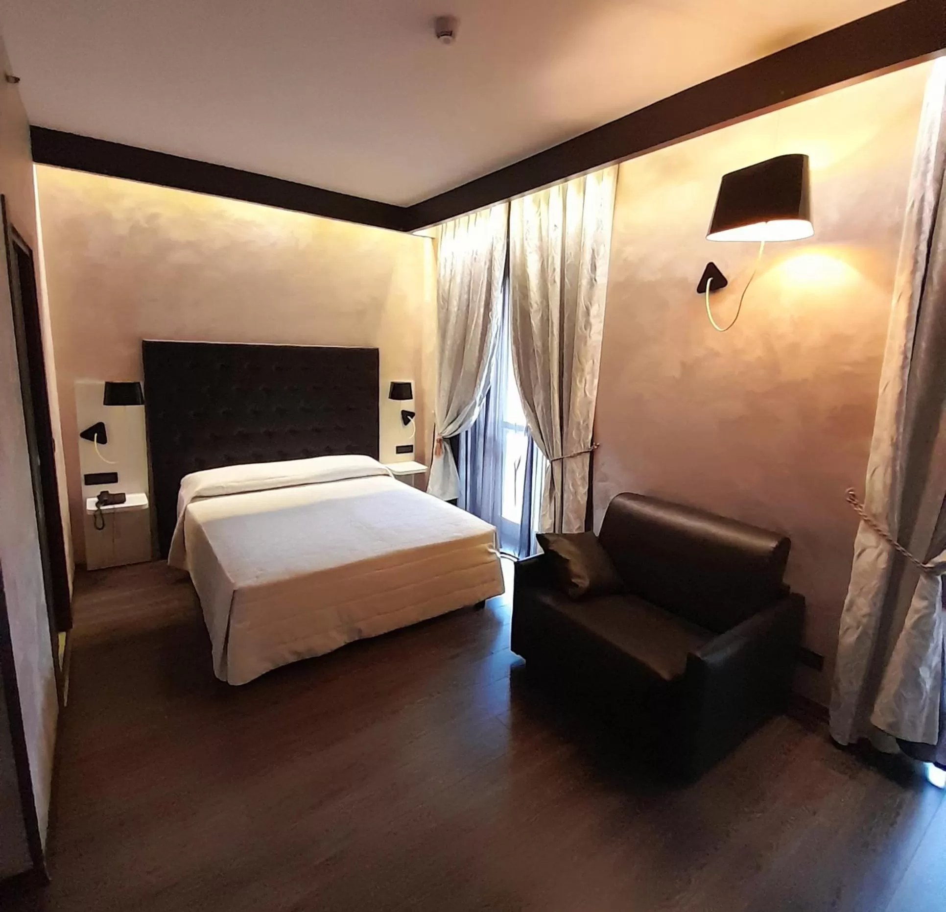 Photo of the whole room, Bed in Hotel Continental