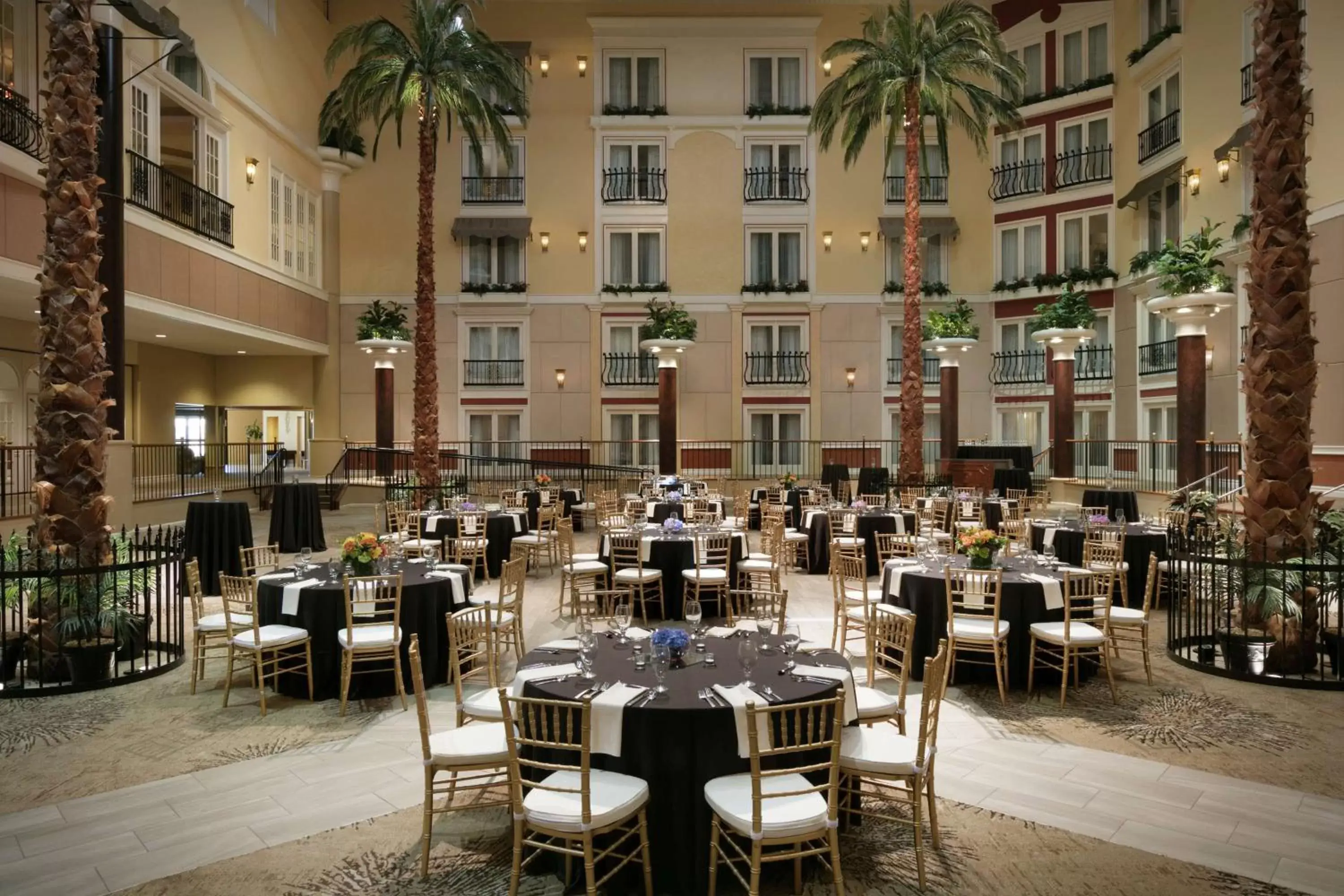 Lobby or reception, Restaurant/Places to Eat in DoubleTree Resort by Hilton Lancaster