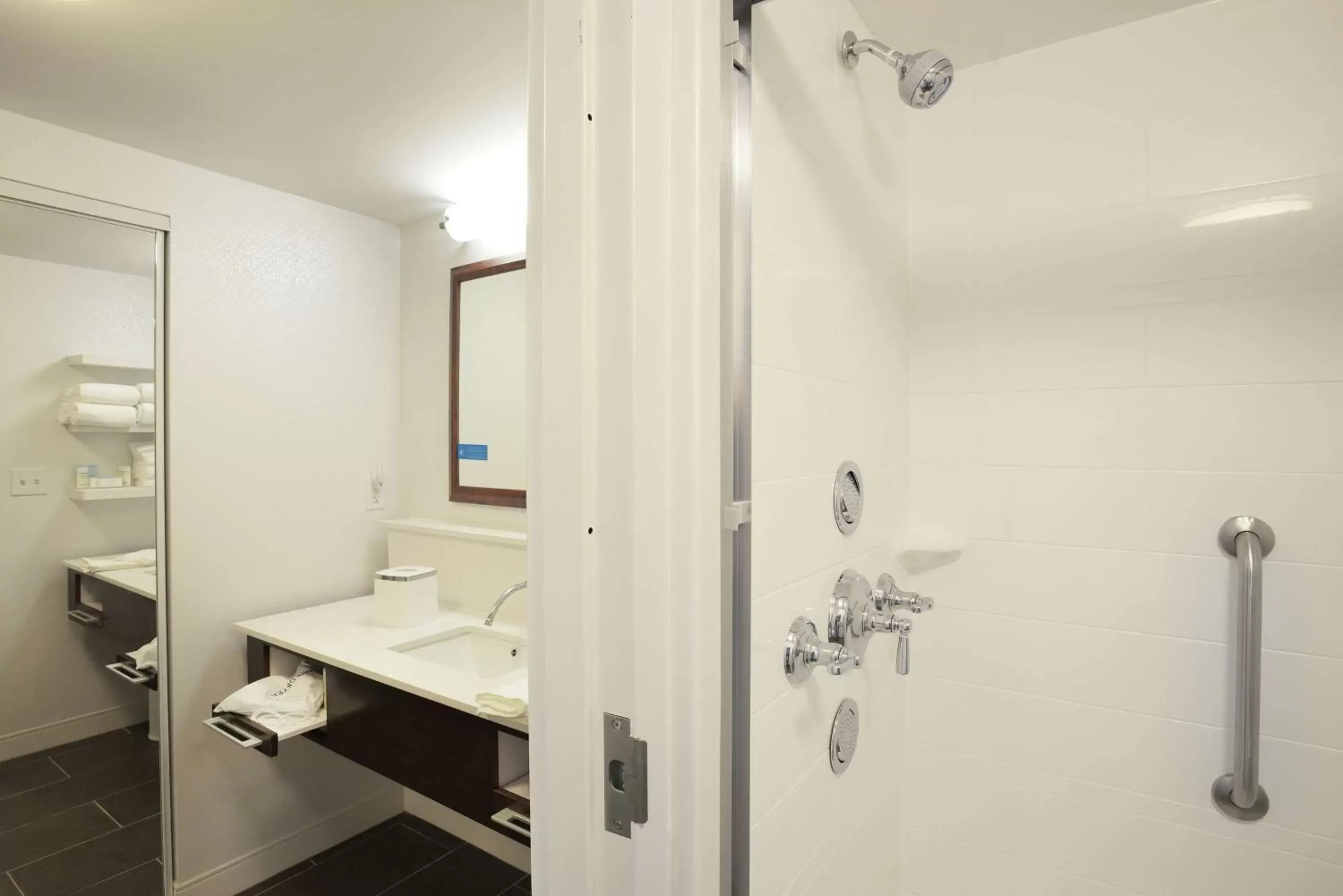 Bathroom in Hampton Inn & Suites - Cincinnati/Kenwood, OH