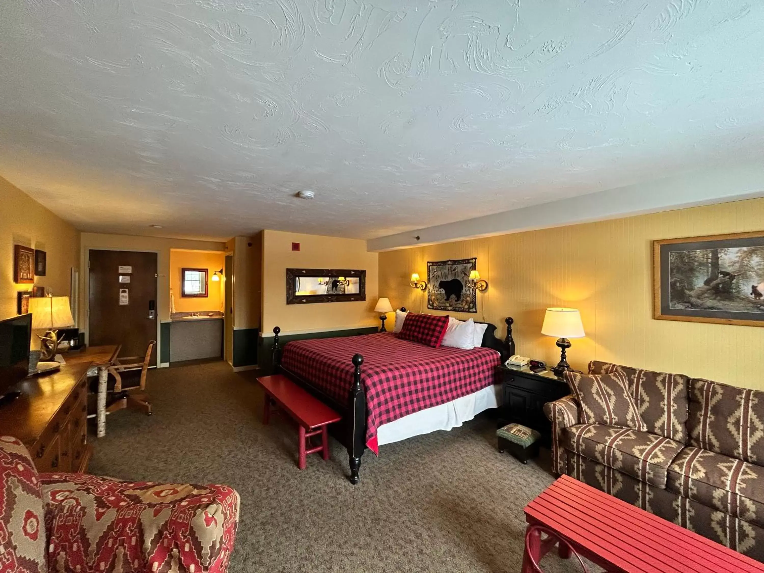 Photo of the whole room, Bed in The Common Man Inn, Spa & Lodge
