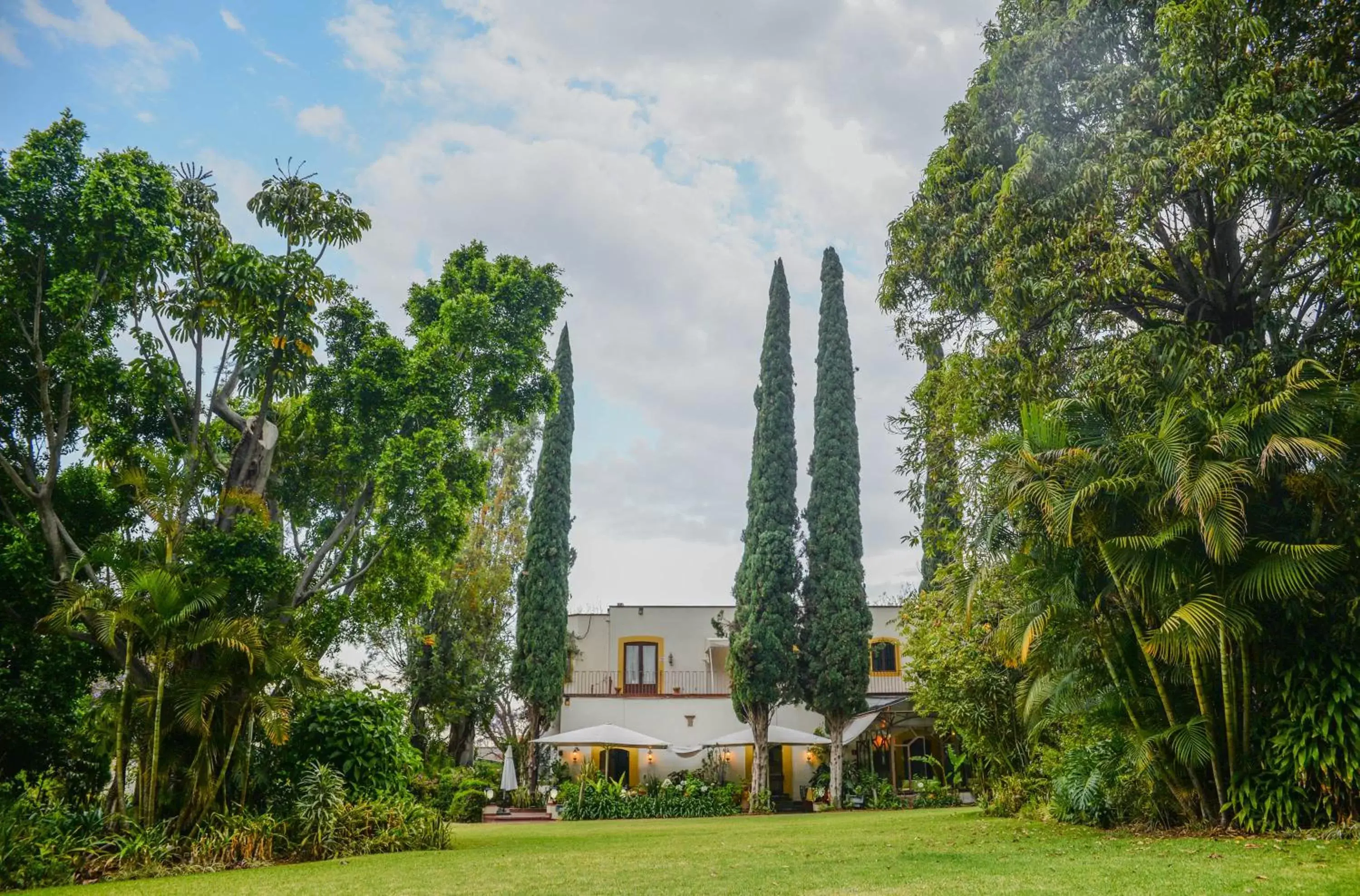 Garden view, Property Building in Hotel Hacienda Los Laureles