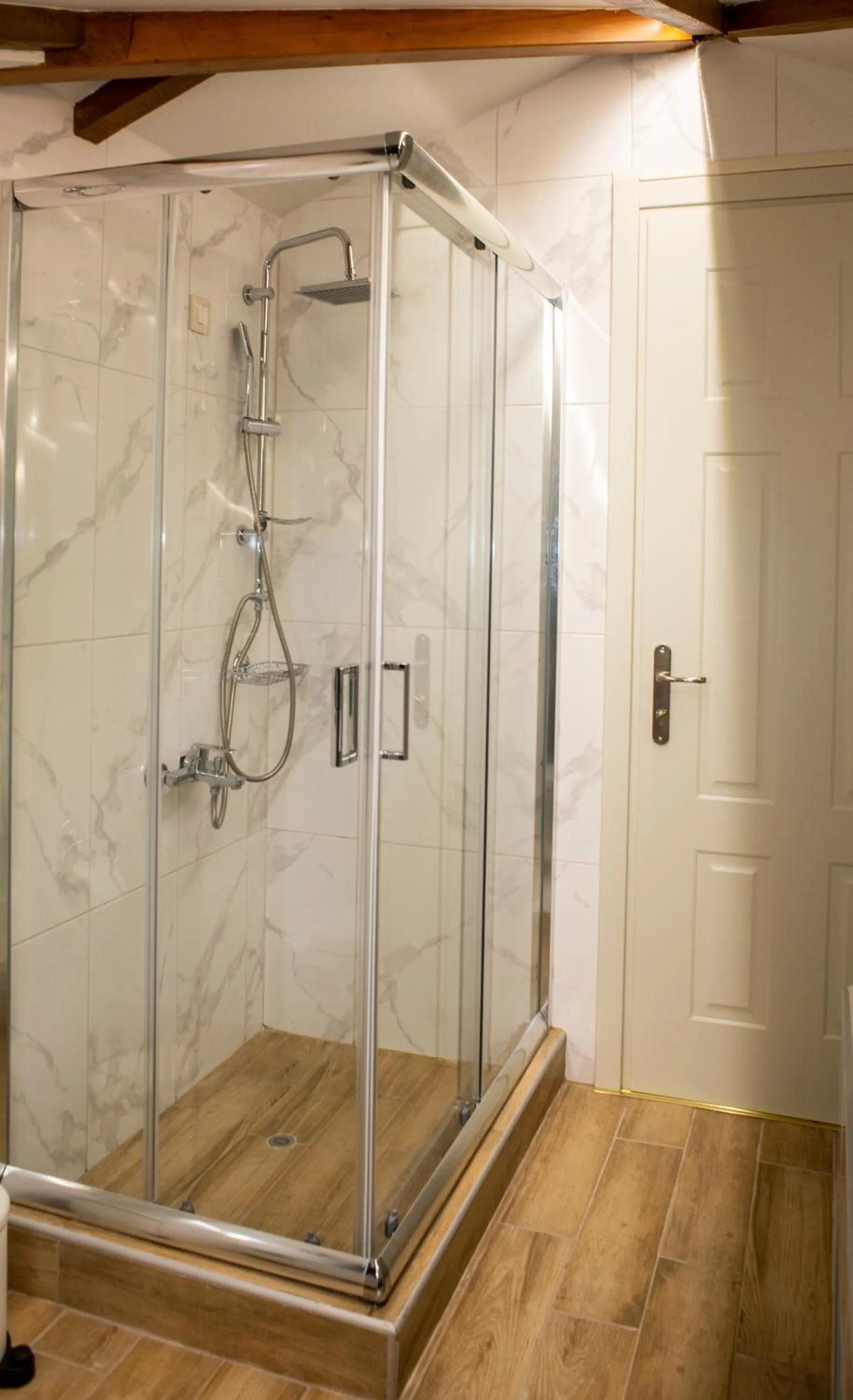 Shower in Hotel Rodovoli