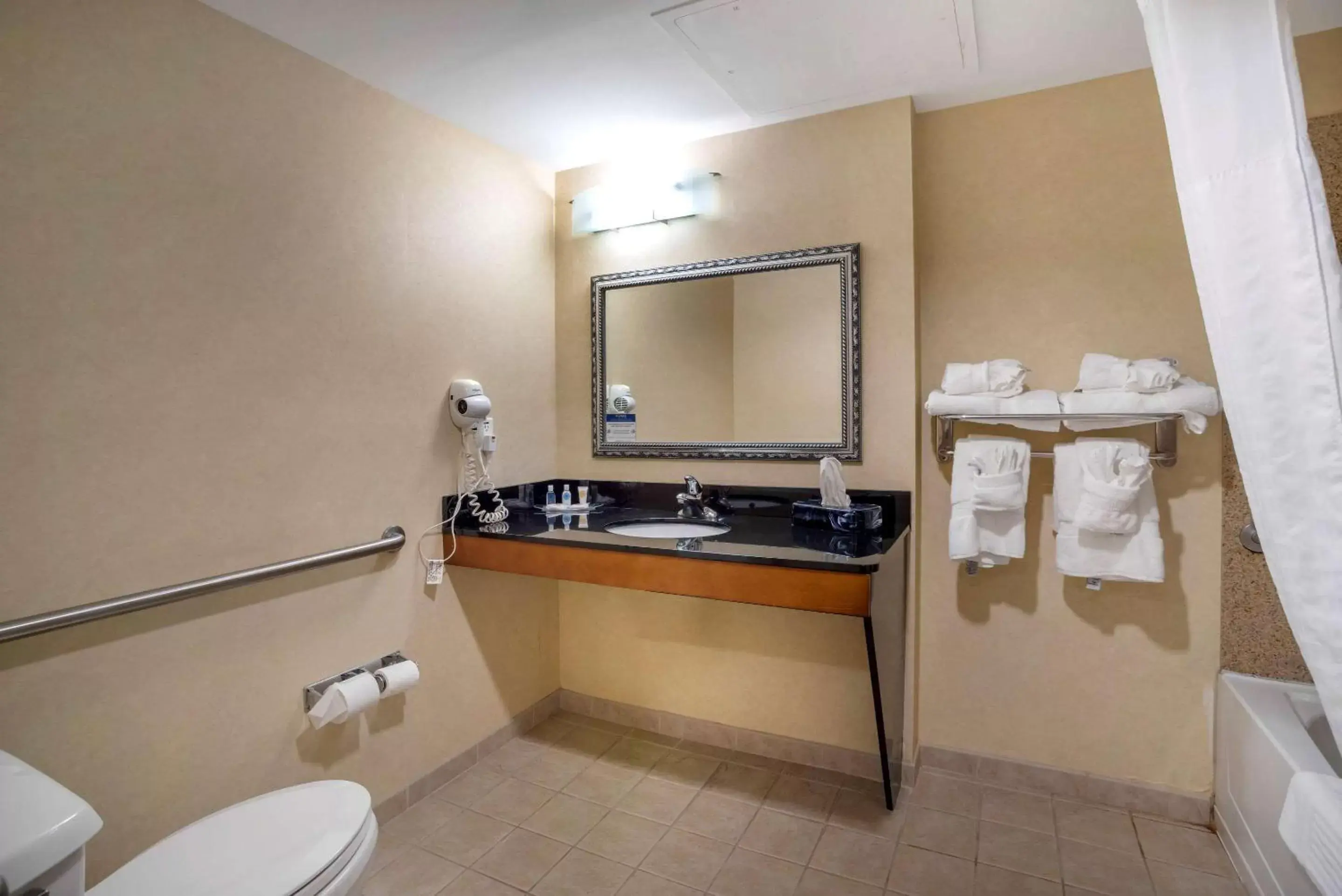 Bathroom in Comfort Suites Fredericksburg North