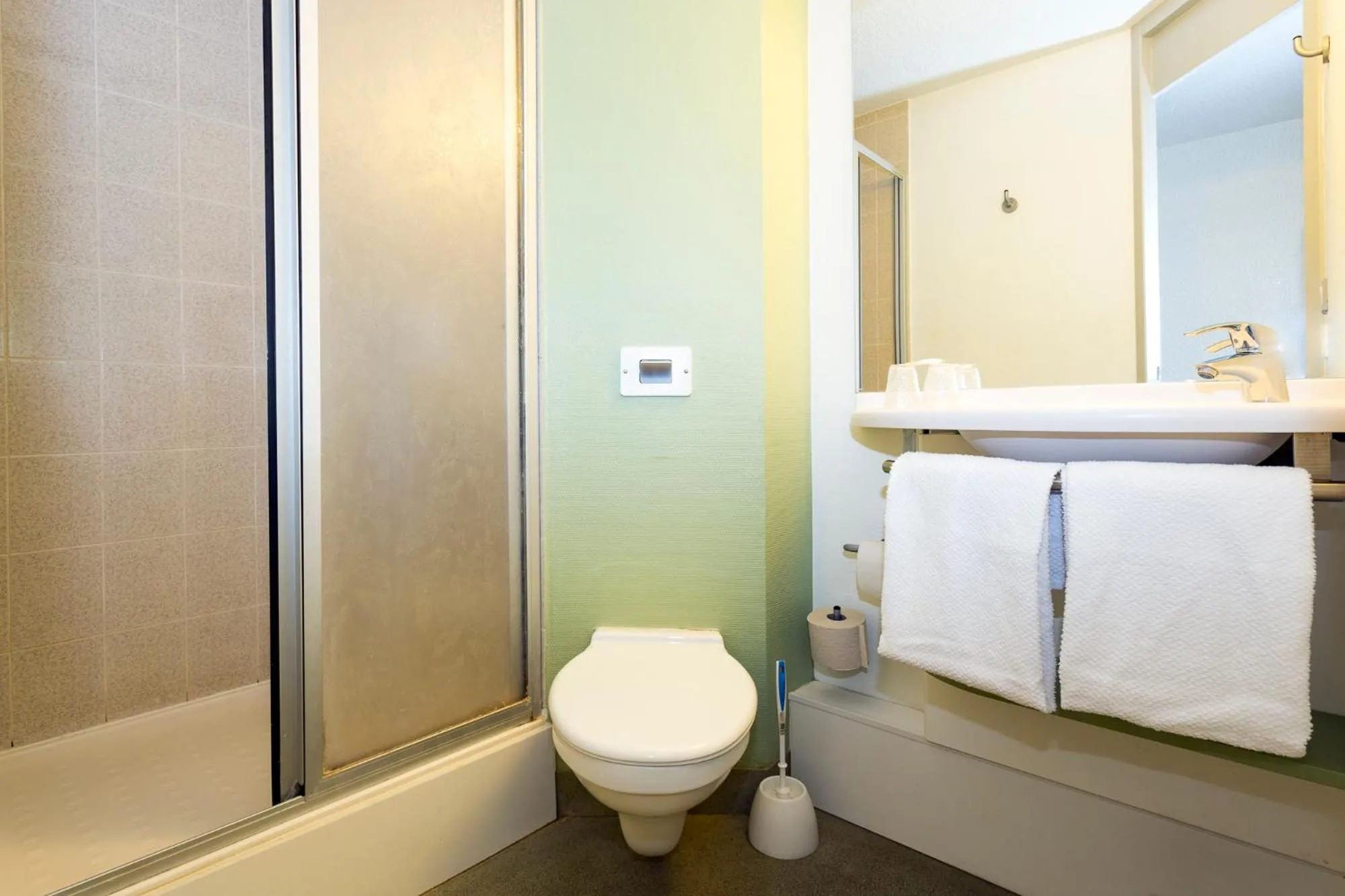 Bathroom in ibis budget Quimper