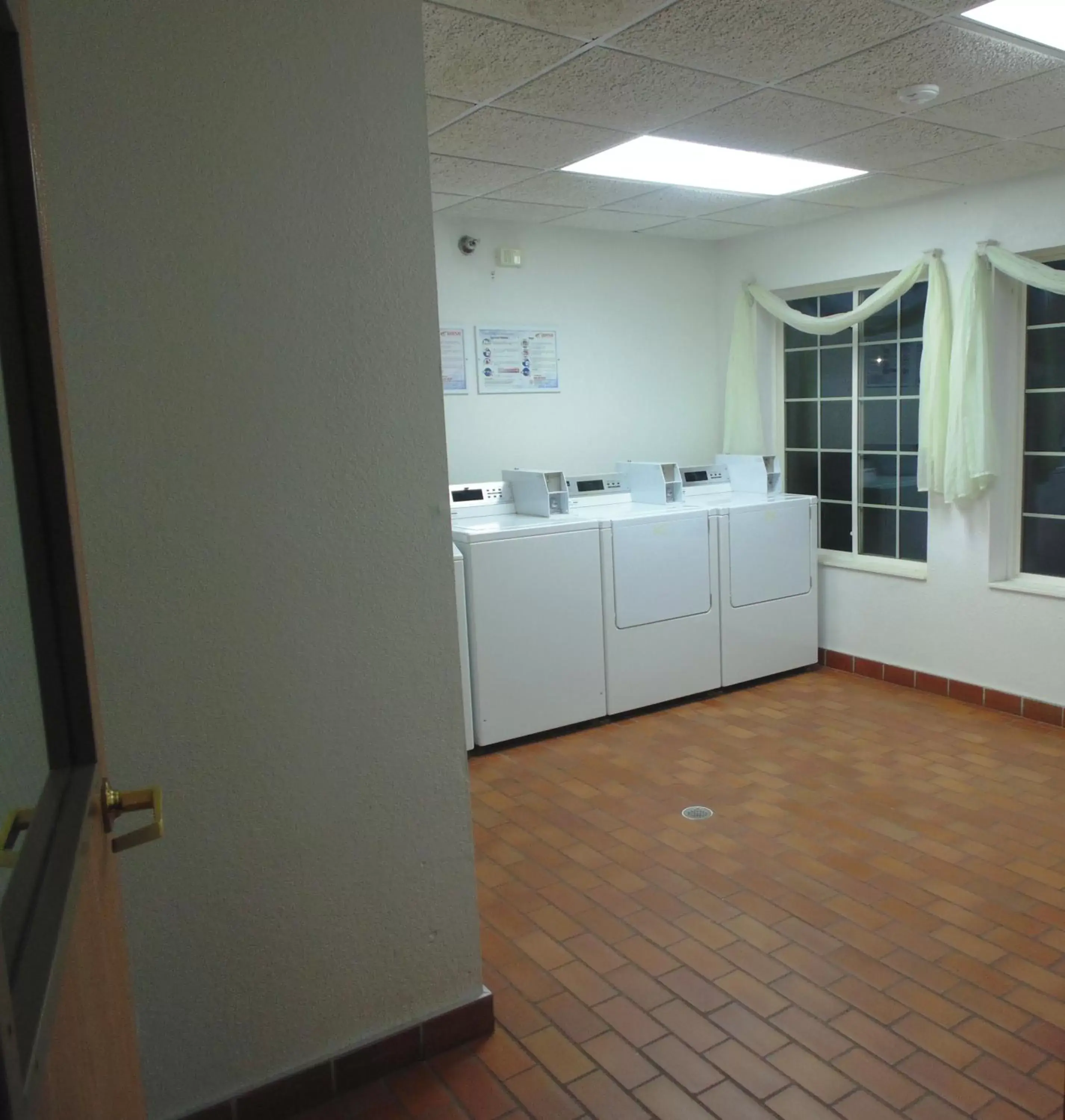 Area and facilities, Kitchen/Kitchenette in American Inn and Suites Houghton Lake