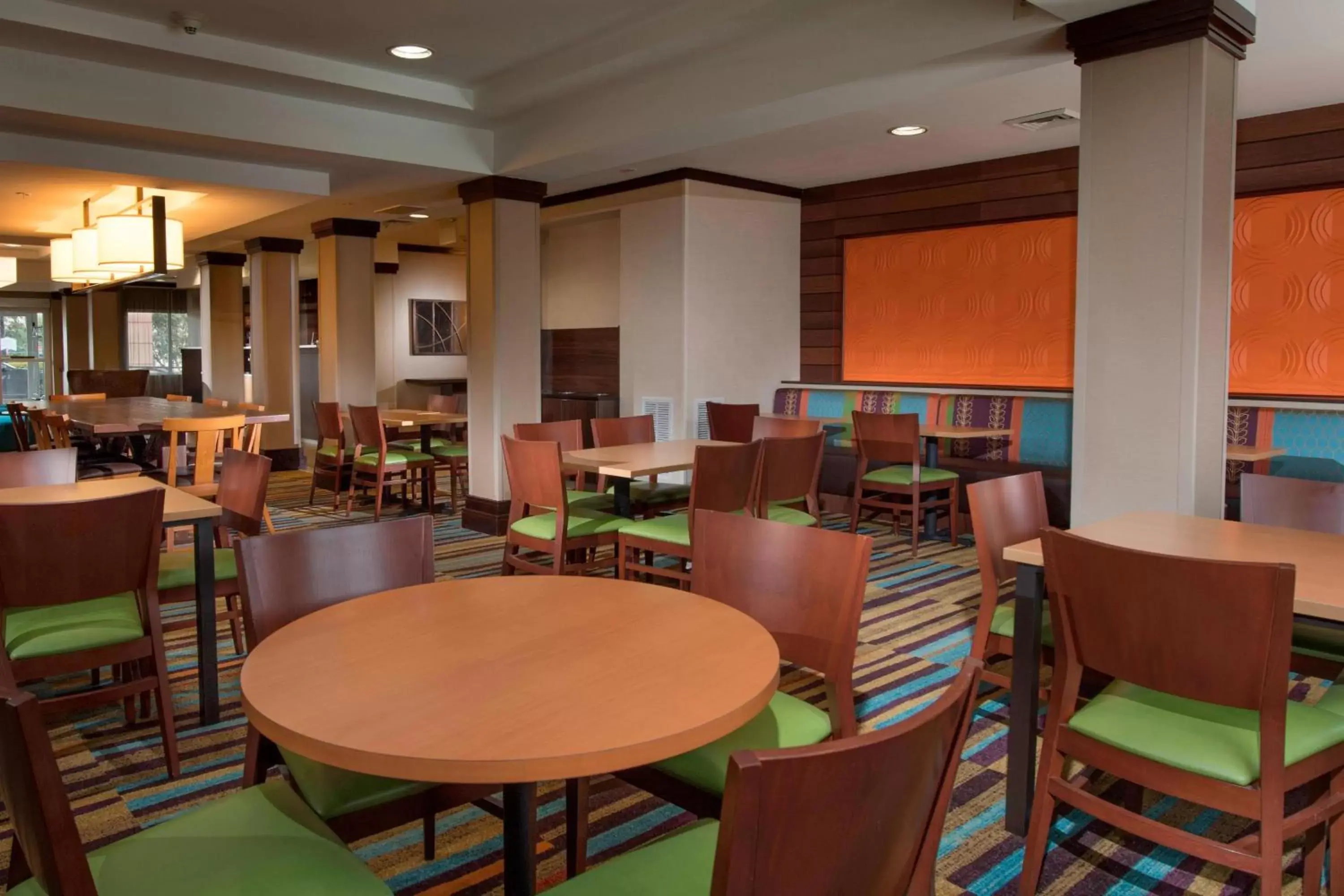 Restaurant/Places to Eat in Fairfield Inn and Suites Charleston North/University Area