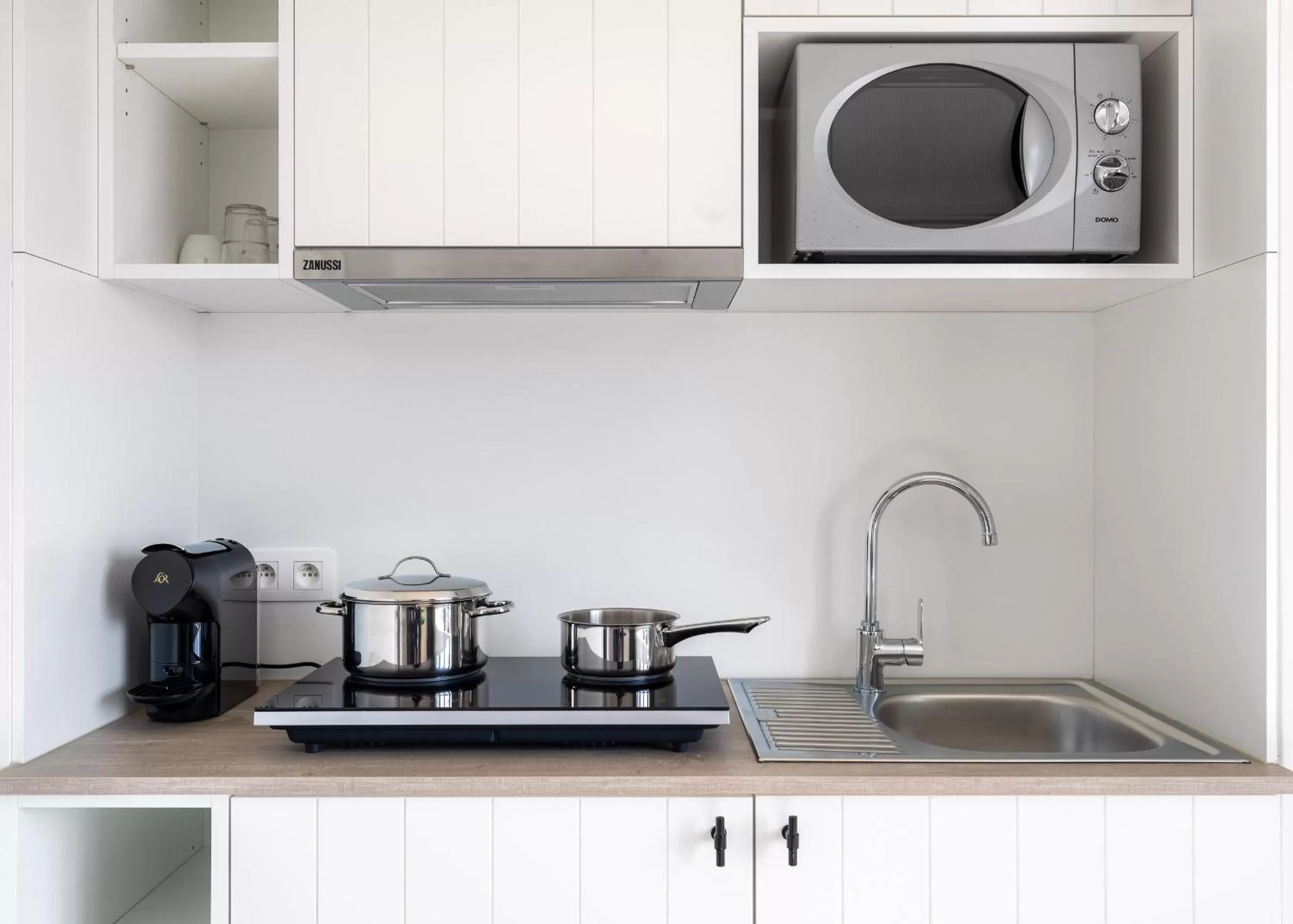 Kitchen or kitchenette in West Bay