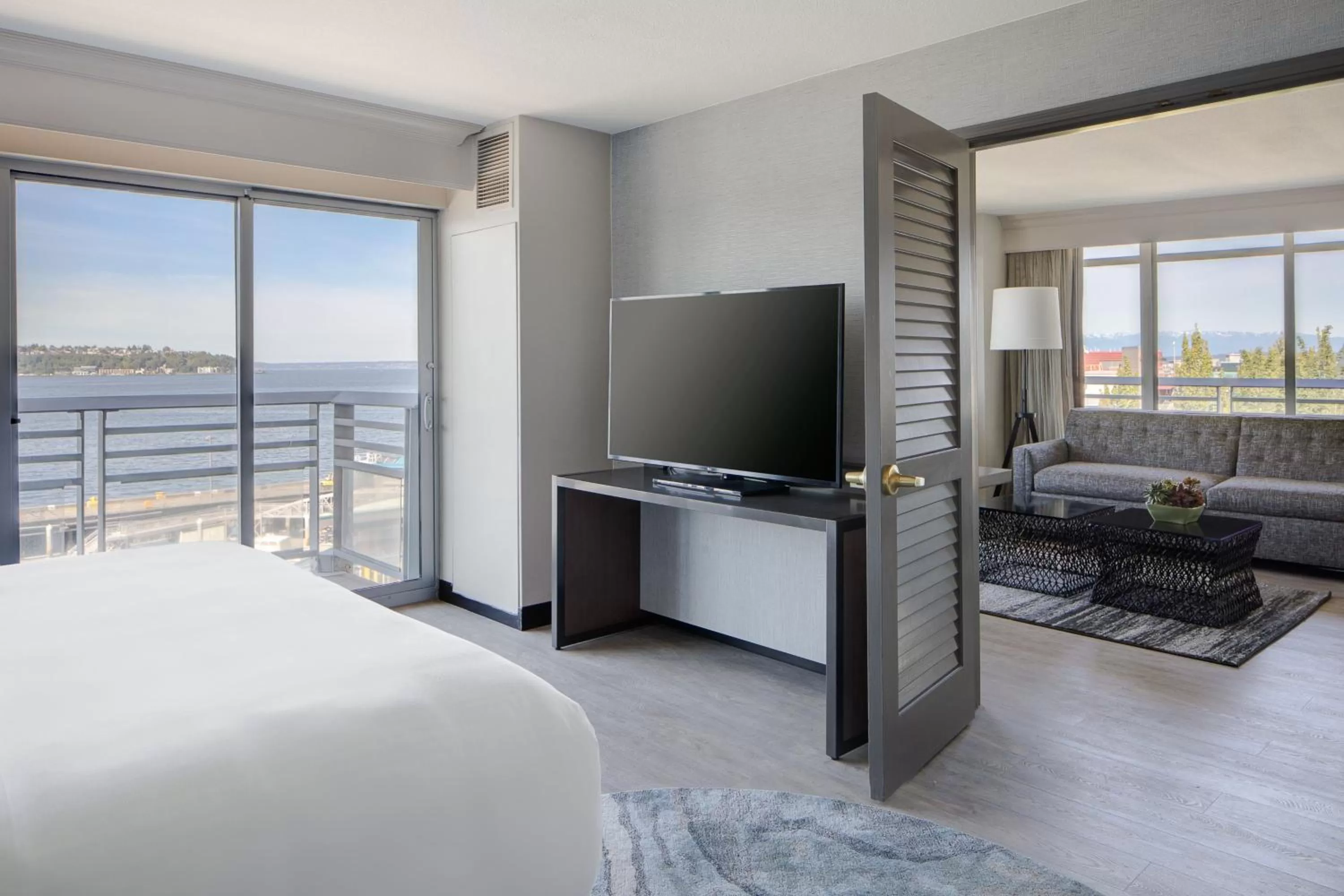 Photo of the whole room, Bed in Seattle Marriott Waterfront