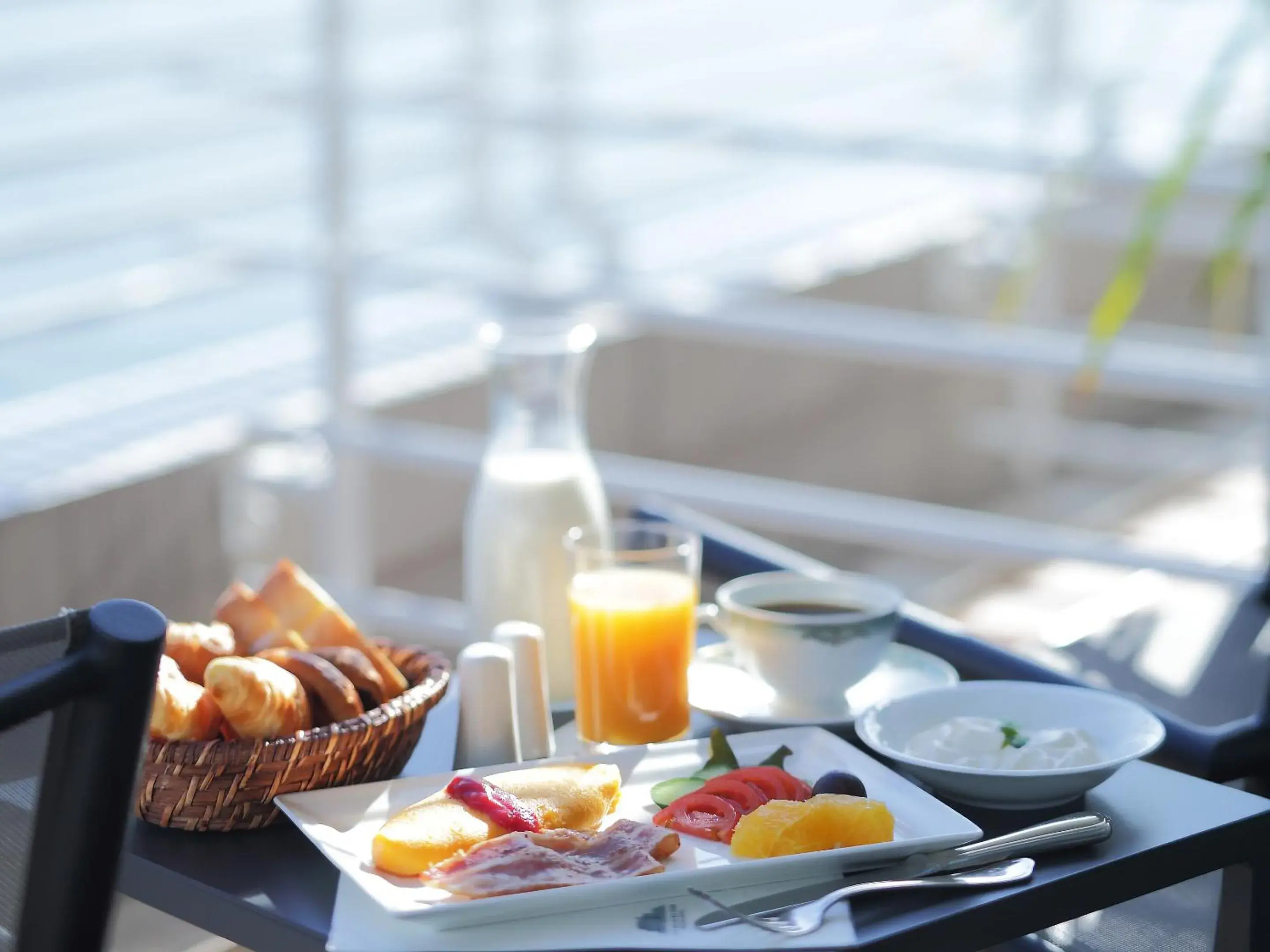 Balcony/Terrace, Food in Kobe Meriken Park Oriental Hotel