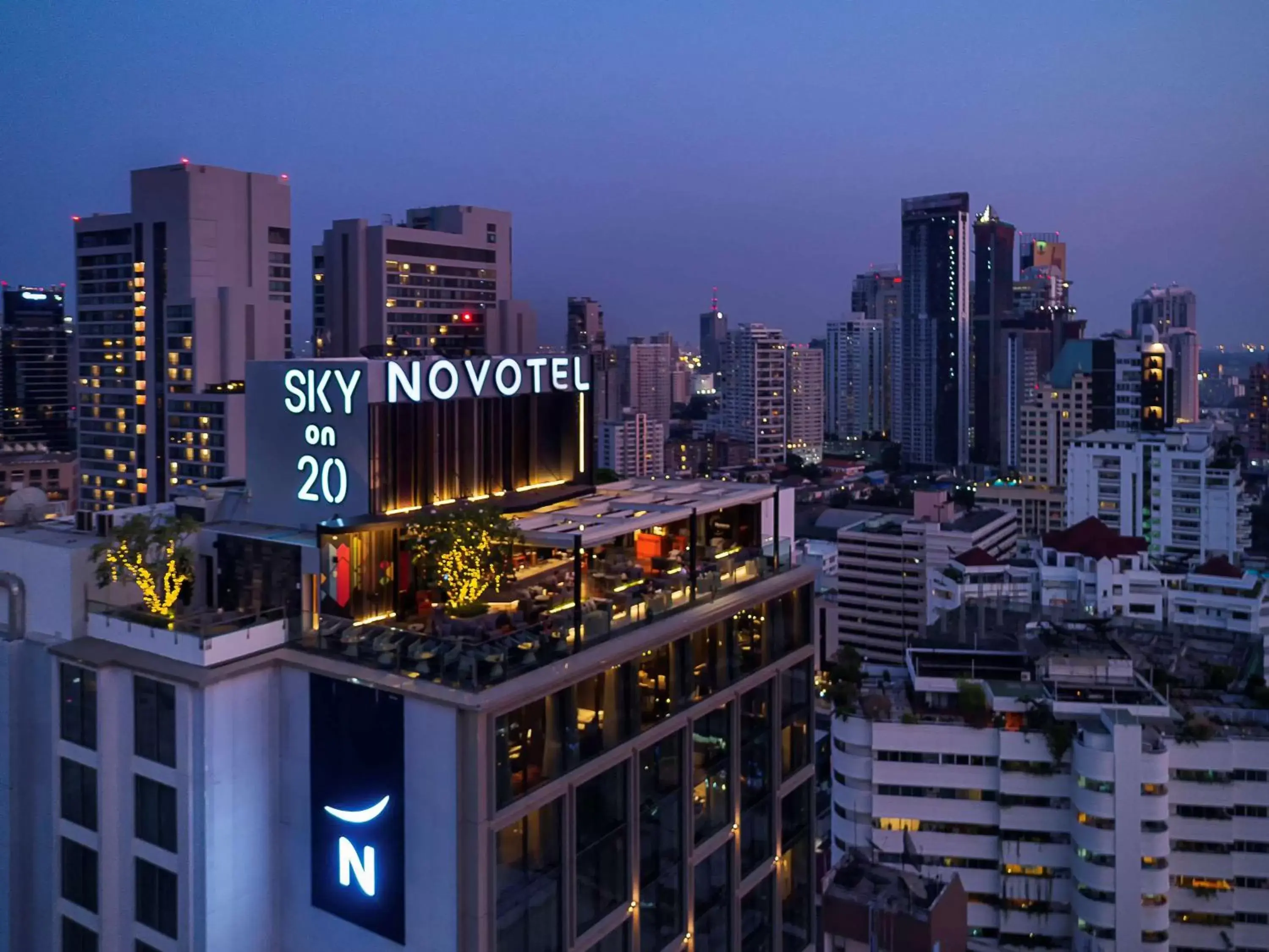 Lounge or bar in Novotel Bangkok Sukhumvit 20
