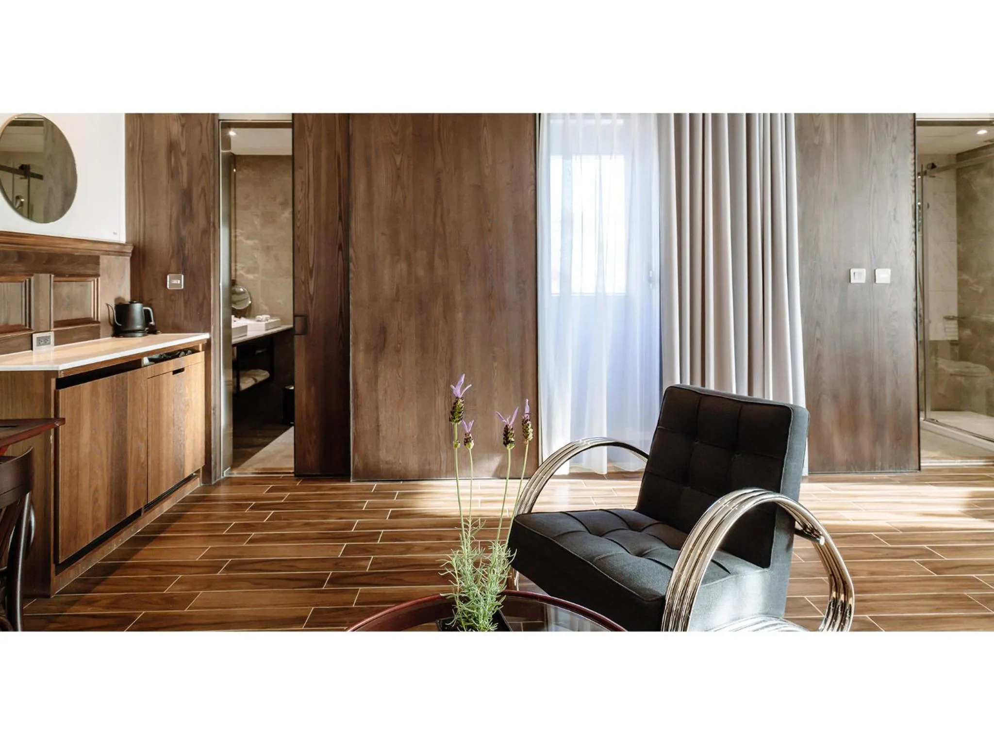 Bedroom in Hôtel de Ľeau