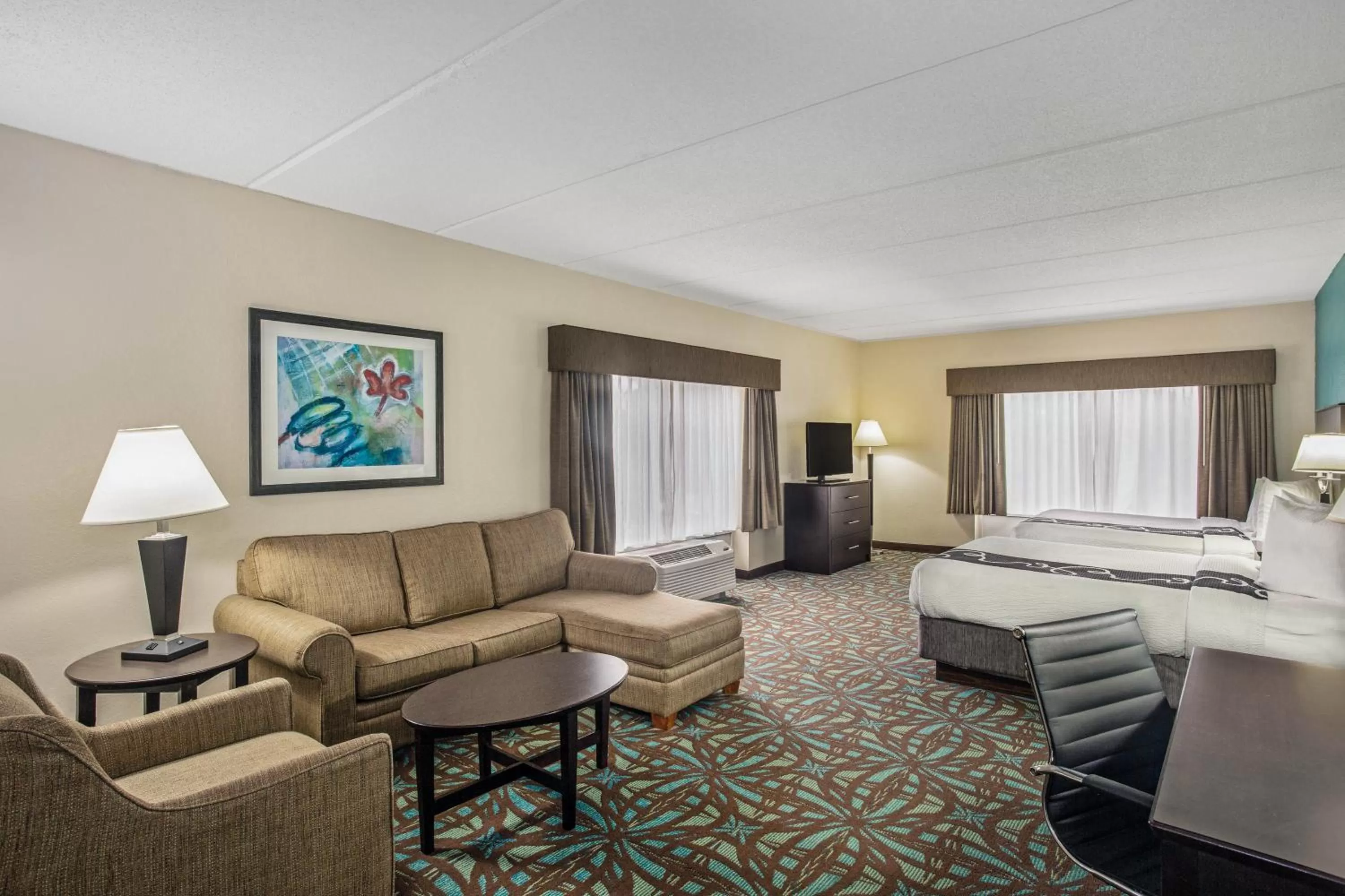 Photo of the whole room, Bed in Comfort Inn & Suites Sarasota I75